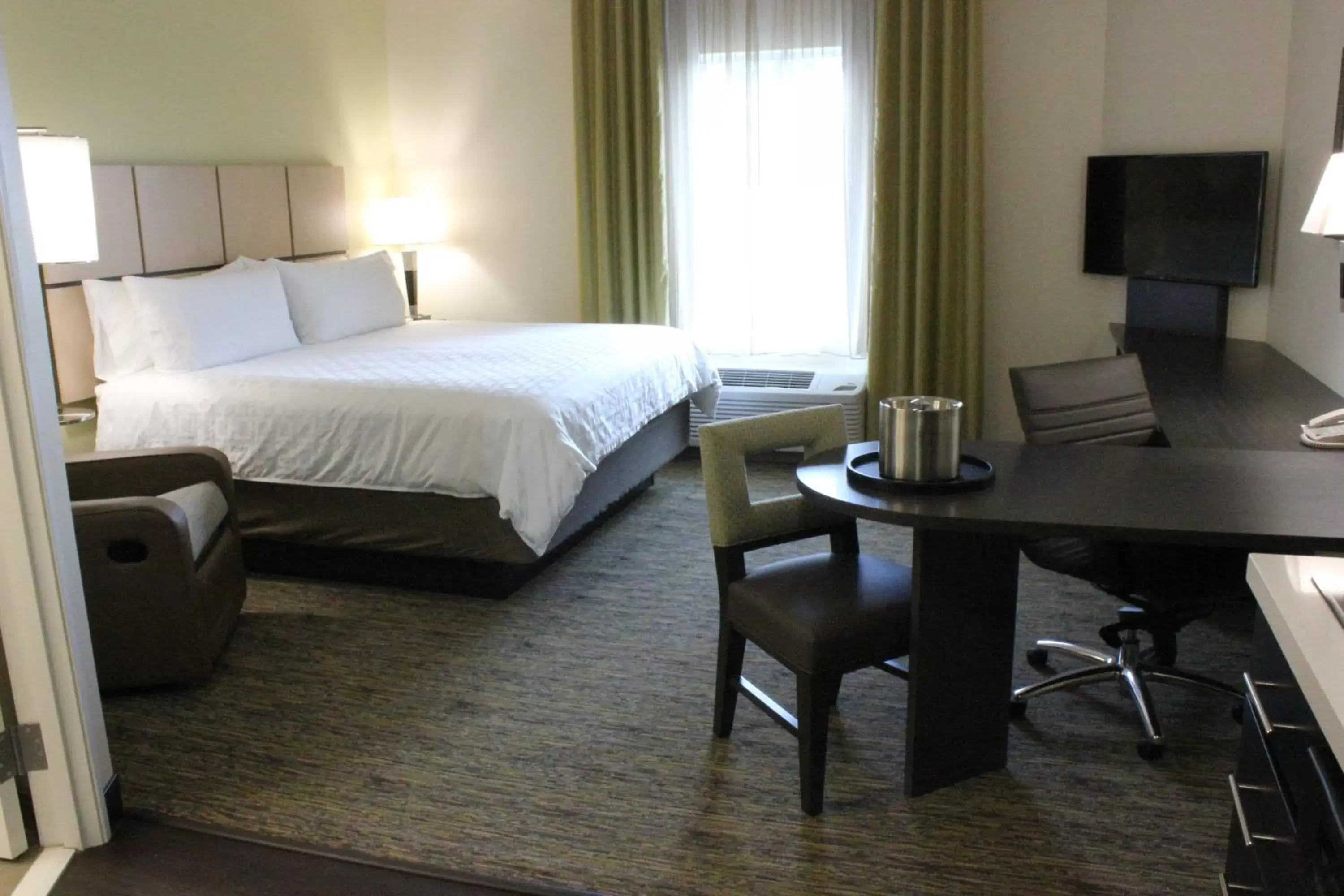 Photo of the whole room, Bed in Candlewood Suites Valdosta Mall, an IHG Hotel