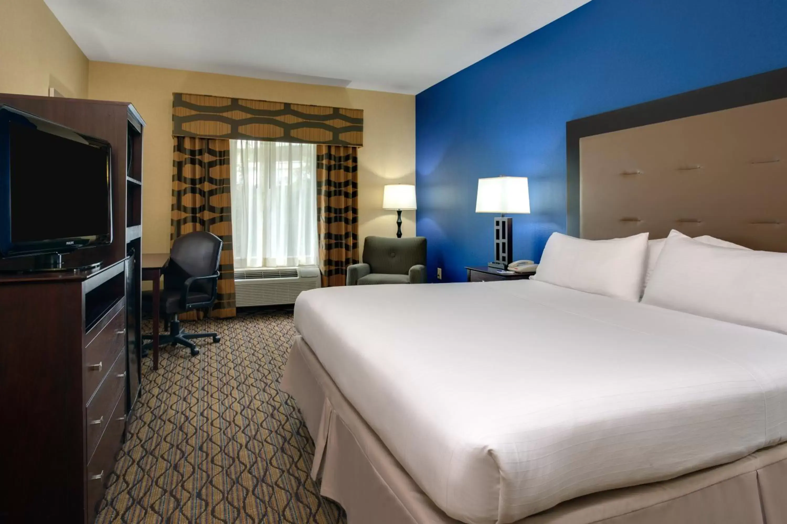 Photo of the whole room, Bed in Holiday Inn Express Tower Center New Brunswick, an IHG Hotel