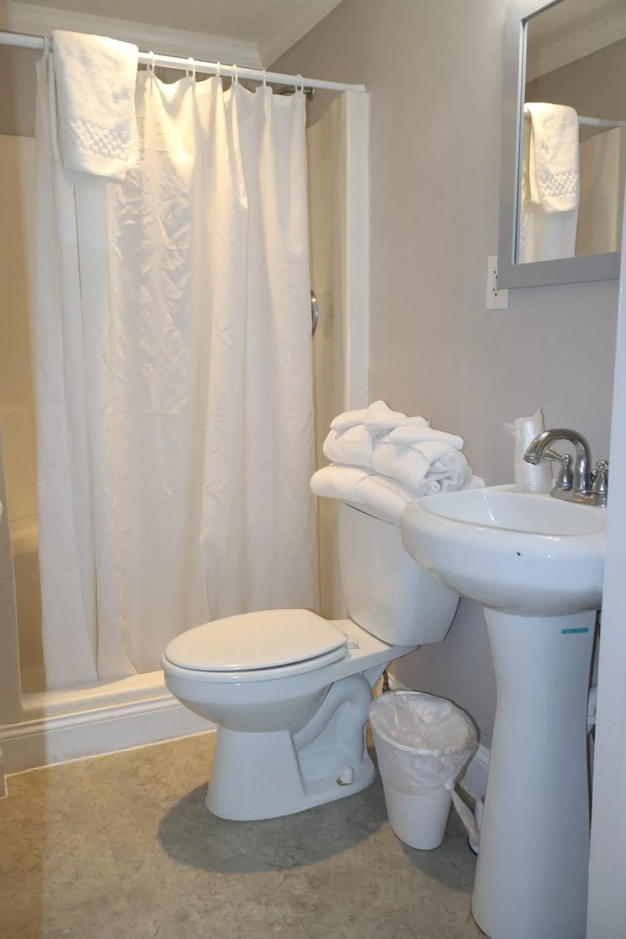 Bathroom in The Burgundy Inn Hotel and Apartments