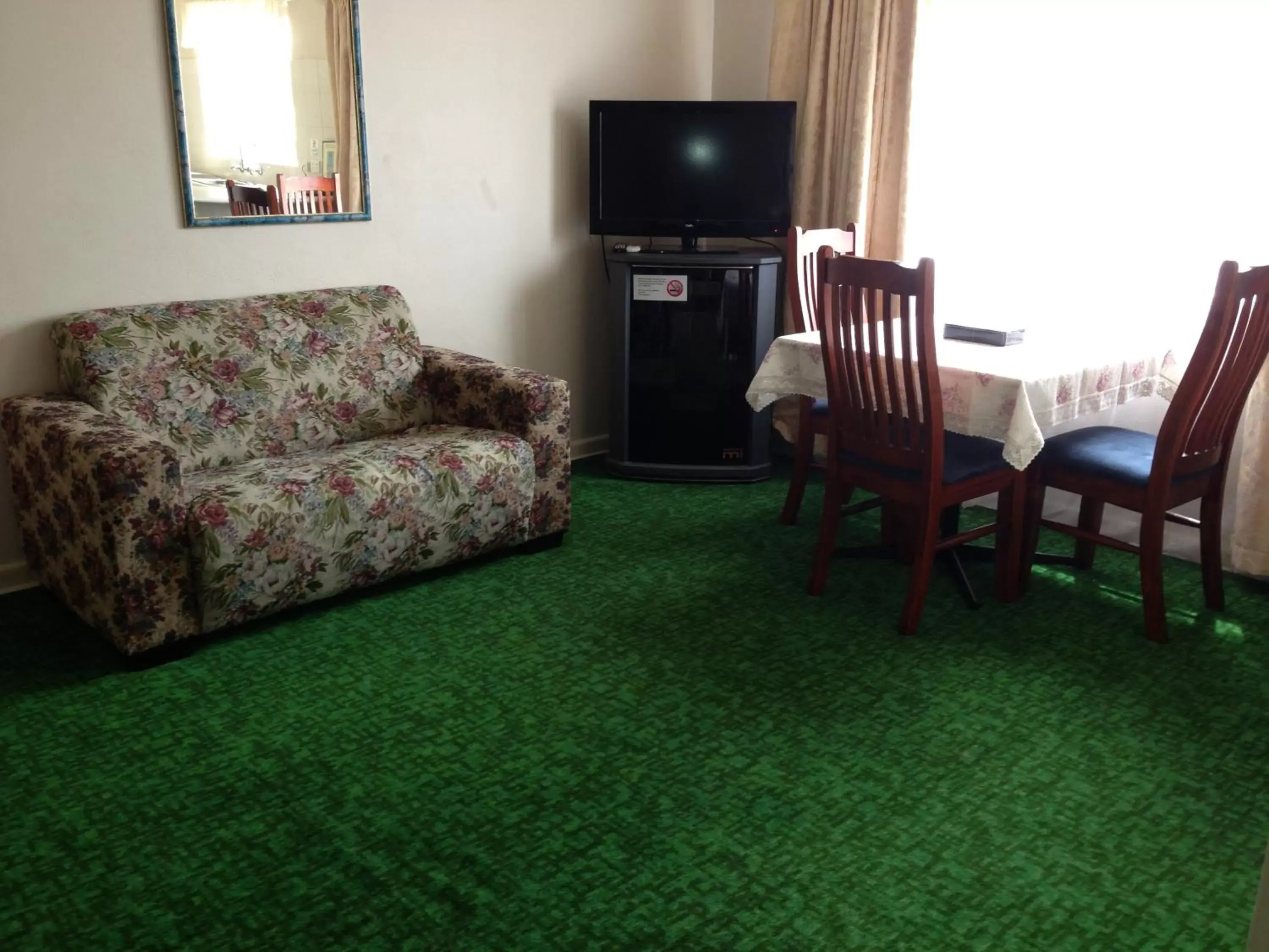 Living room, Seating Area in Carnegie Motor Inn