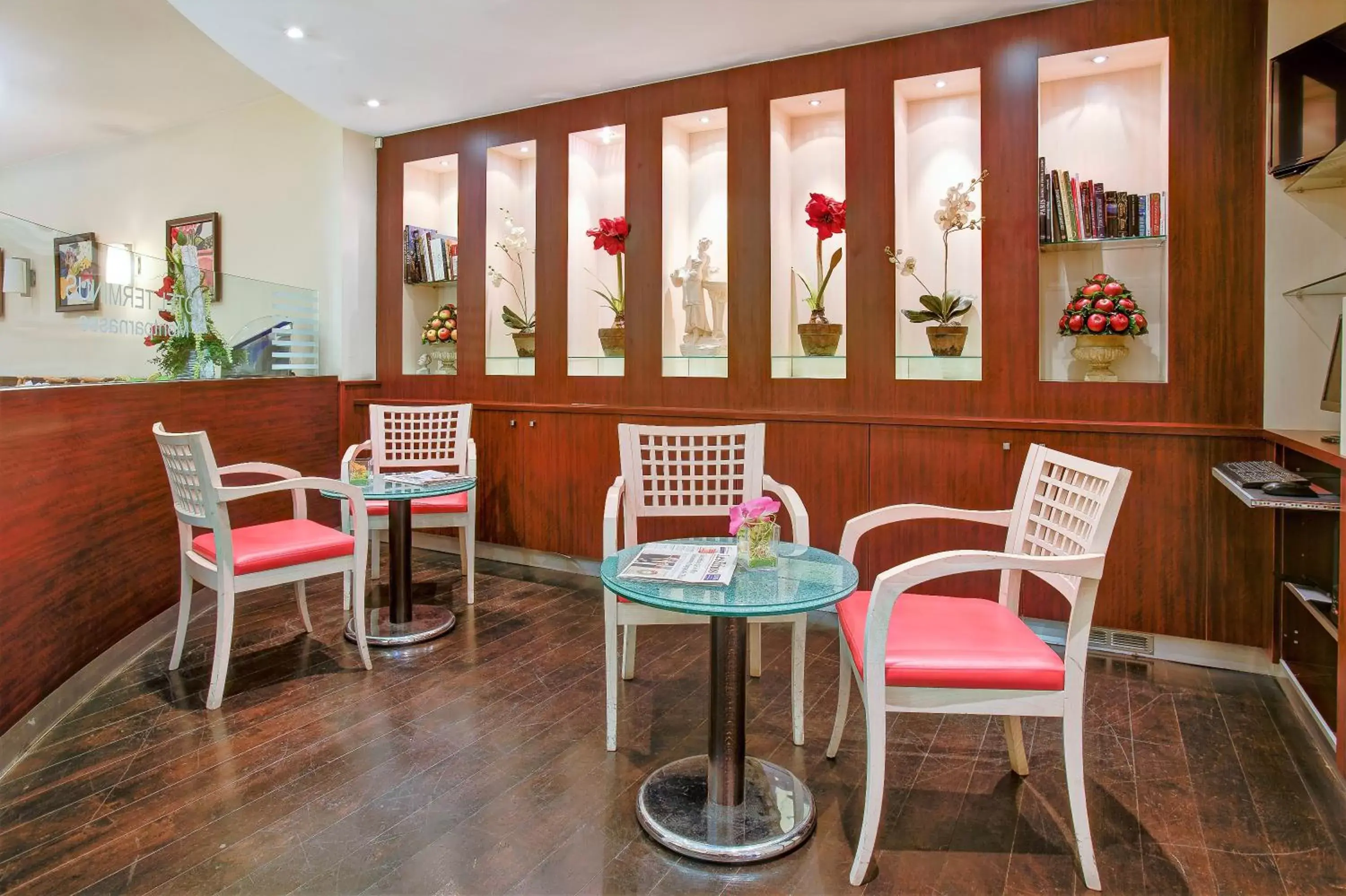 Seating area, Restaurant/Places to Eat in Hotel Terminus Montparnasse
