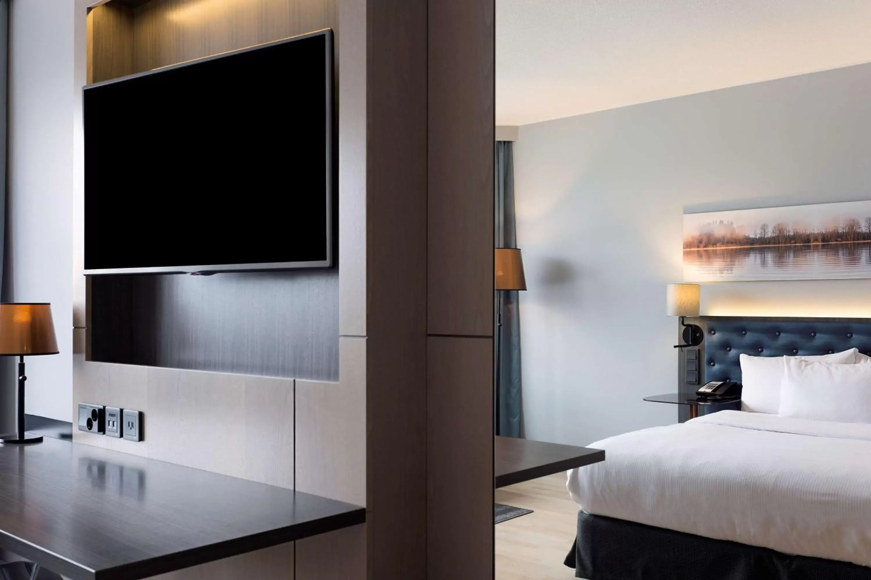 Bedroom, TV/Entertainment Center in Hilton Helsinki Strand