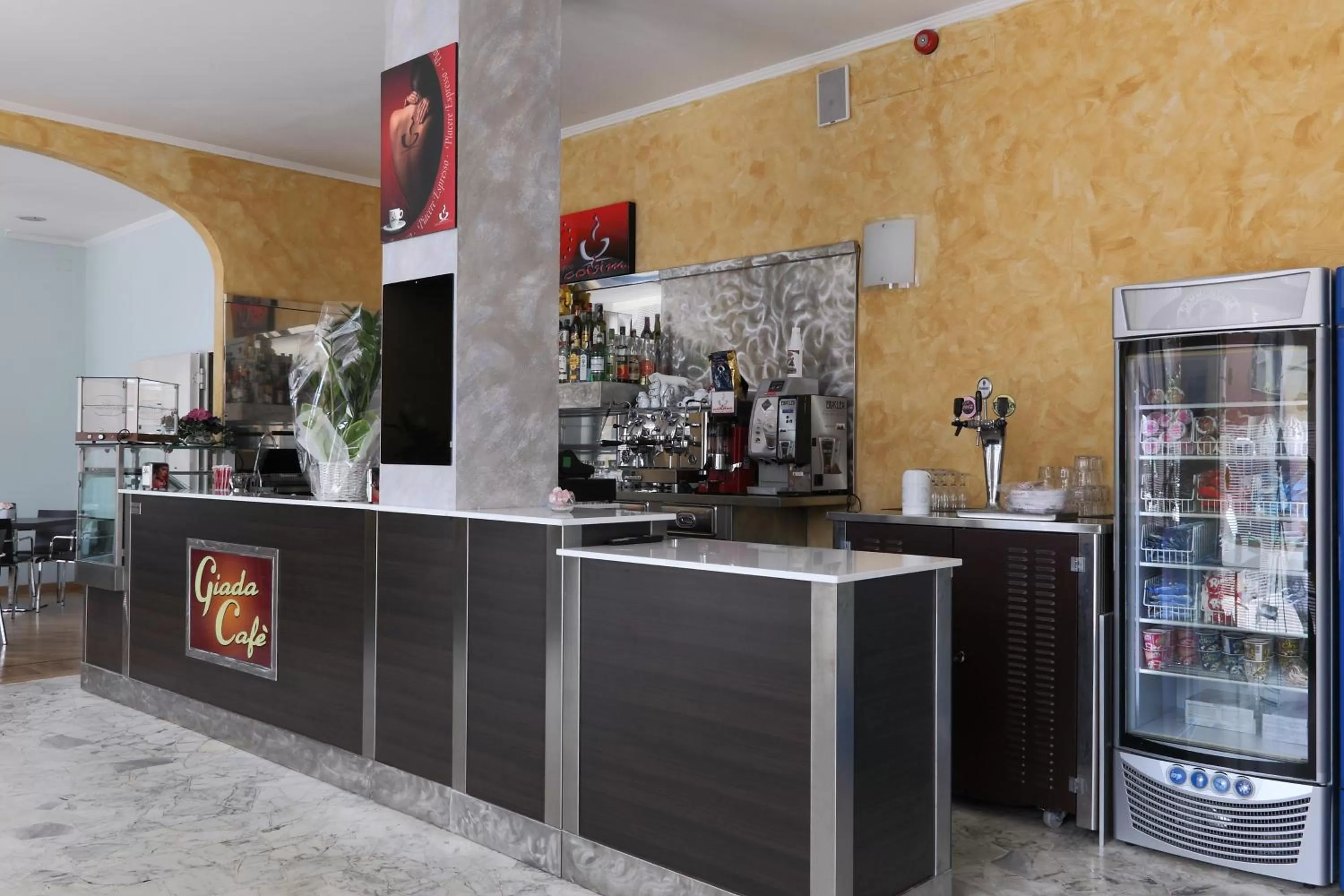 Restaurant/places to eat in Hotel Ferrari