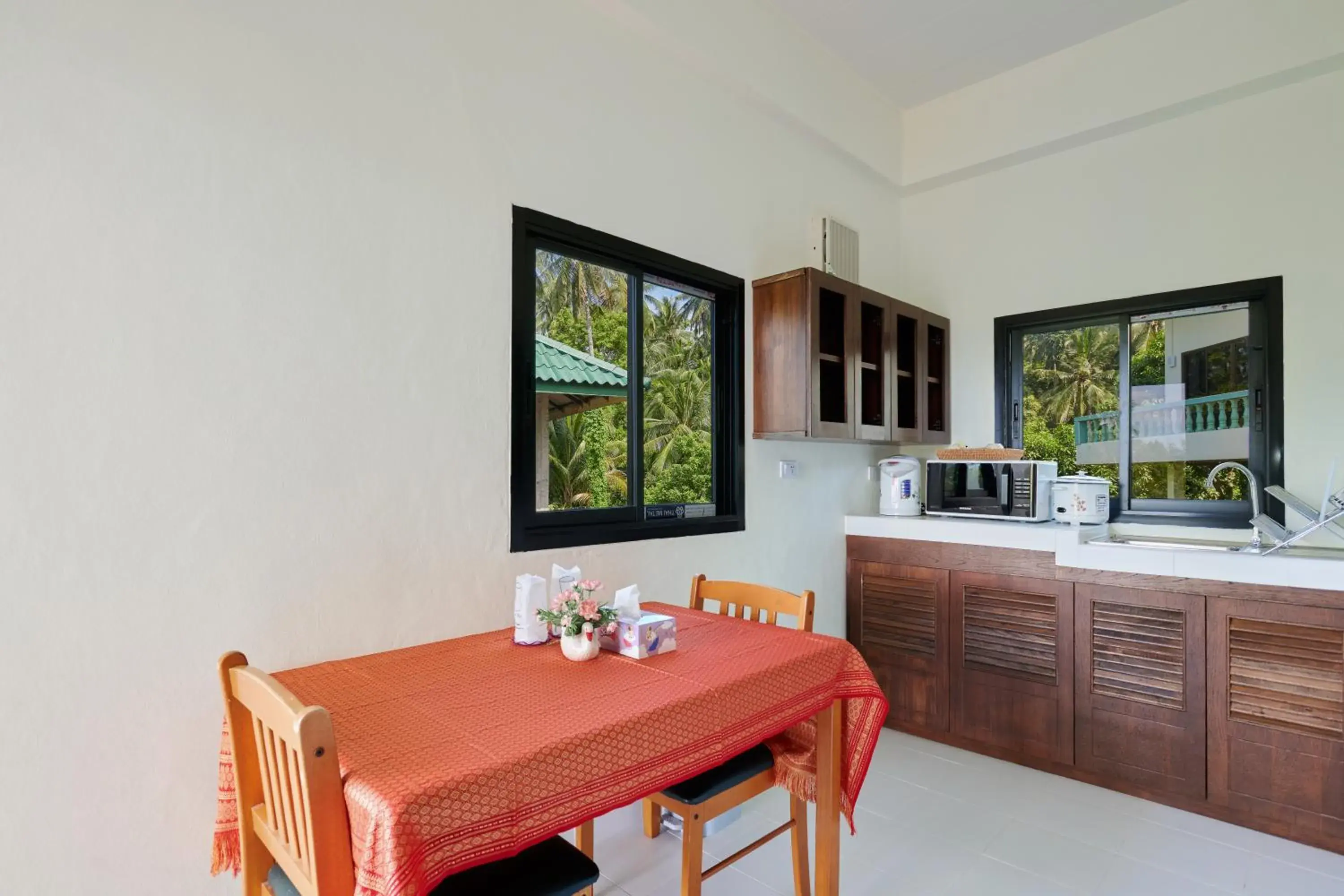 Kitchen or kitchenette, Dining Area in Samui Reef View Resort