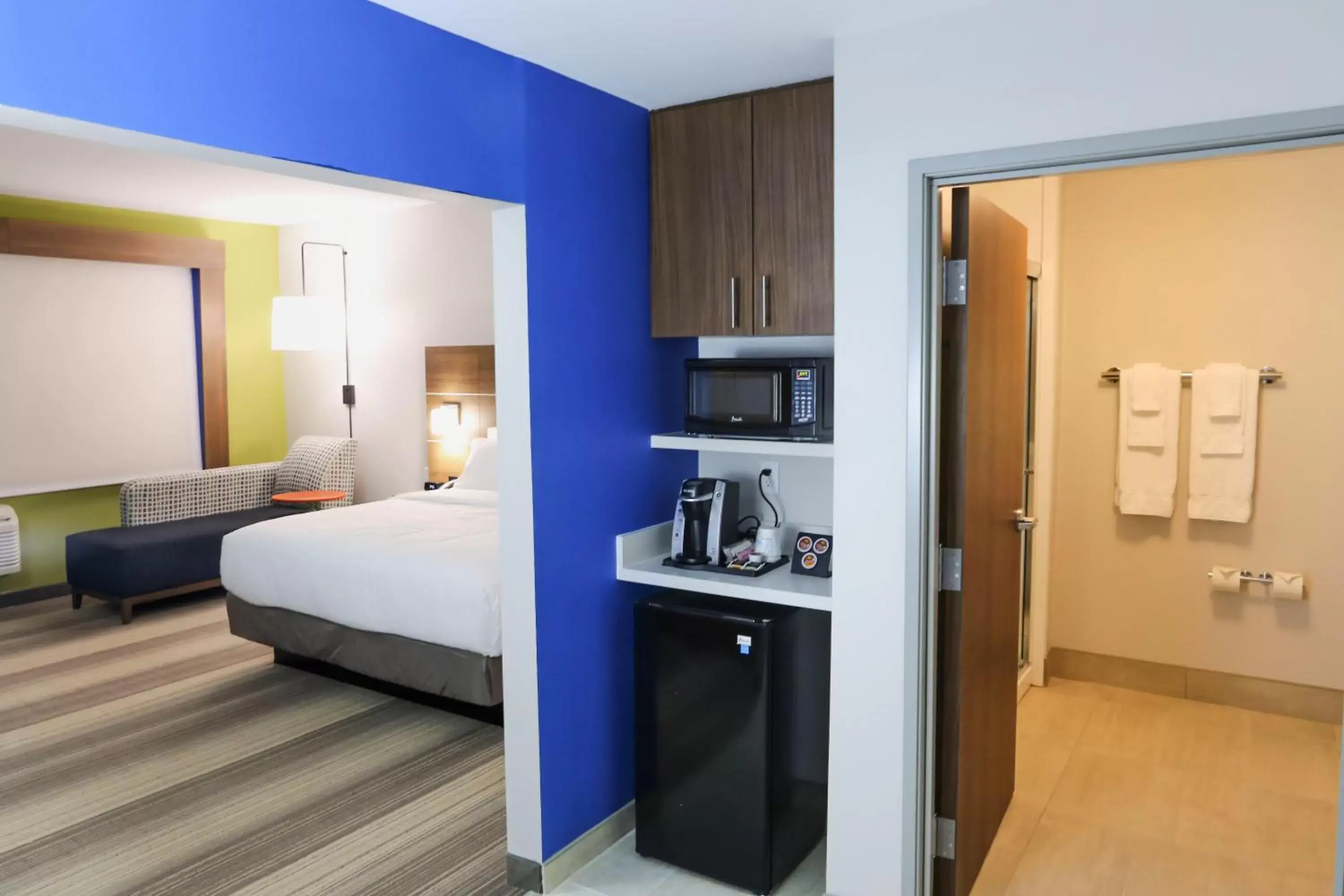 Photo of the whole room, Bed in Holiday Inn Express & Suites - Houston IAH - Beltway 8, an IHG Hotel