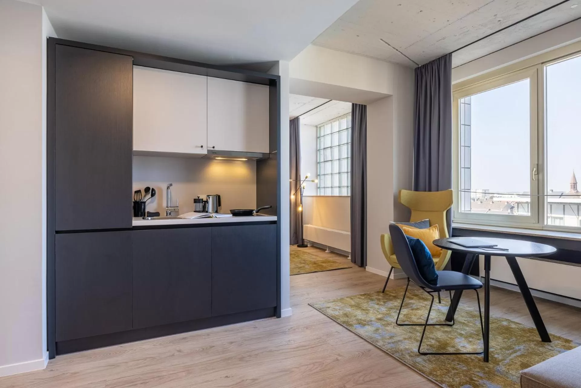 Kitchen/Kitchenette in JOYN Cologne - Serviced Apartments