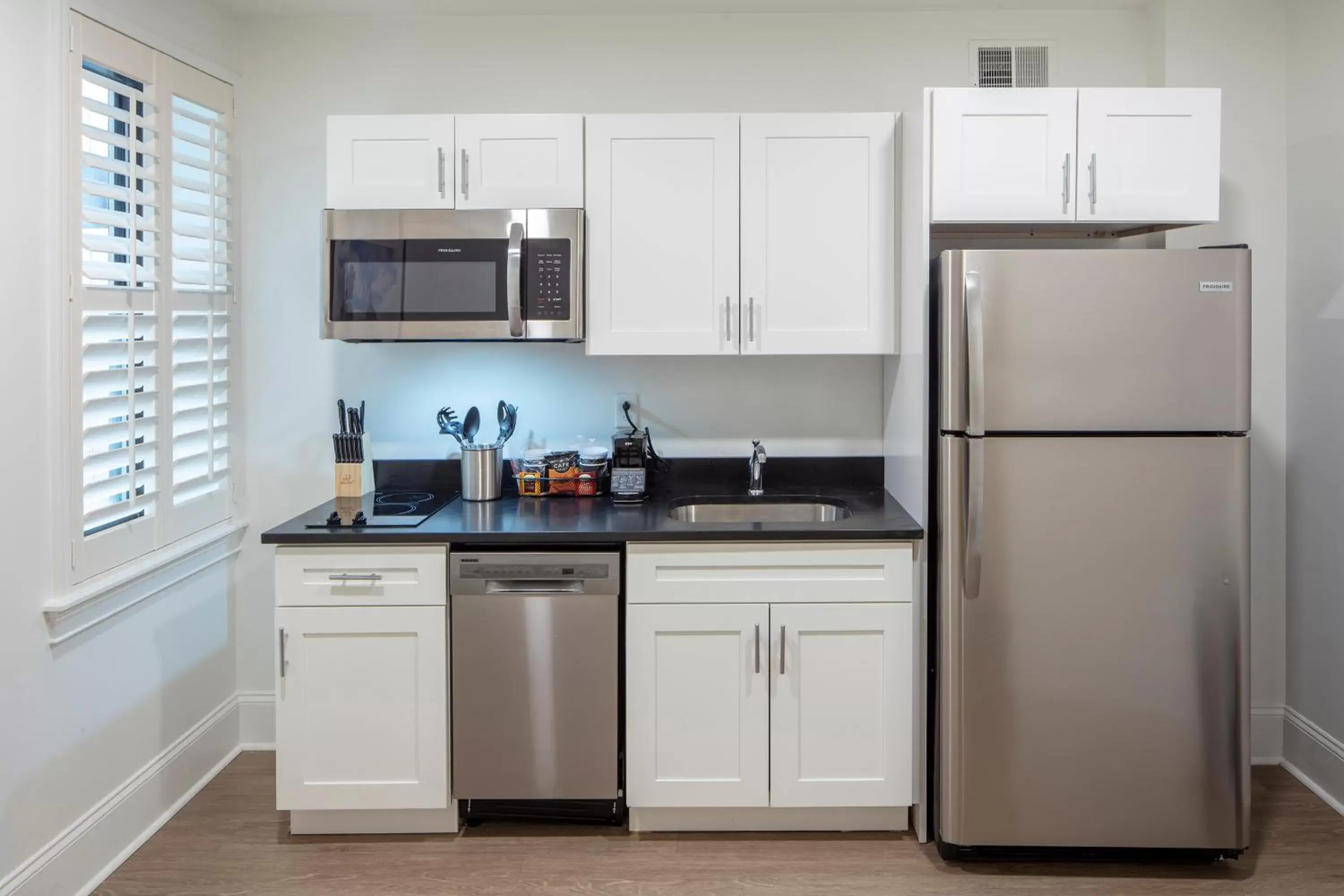 Kitchen or kitchenette, Kitchen/Kitchenette in Collegian Hotel & Suites, Trademark Collection by Wyndham