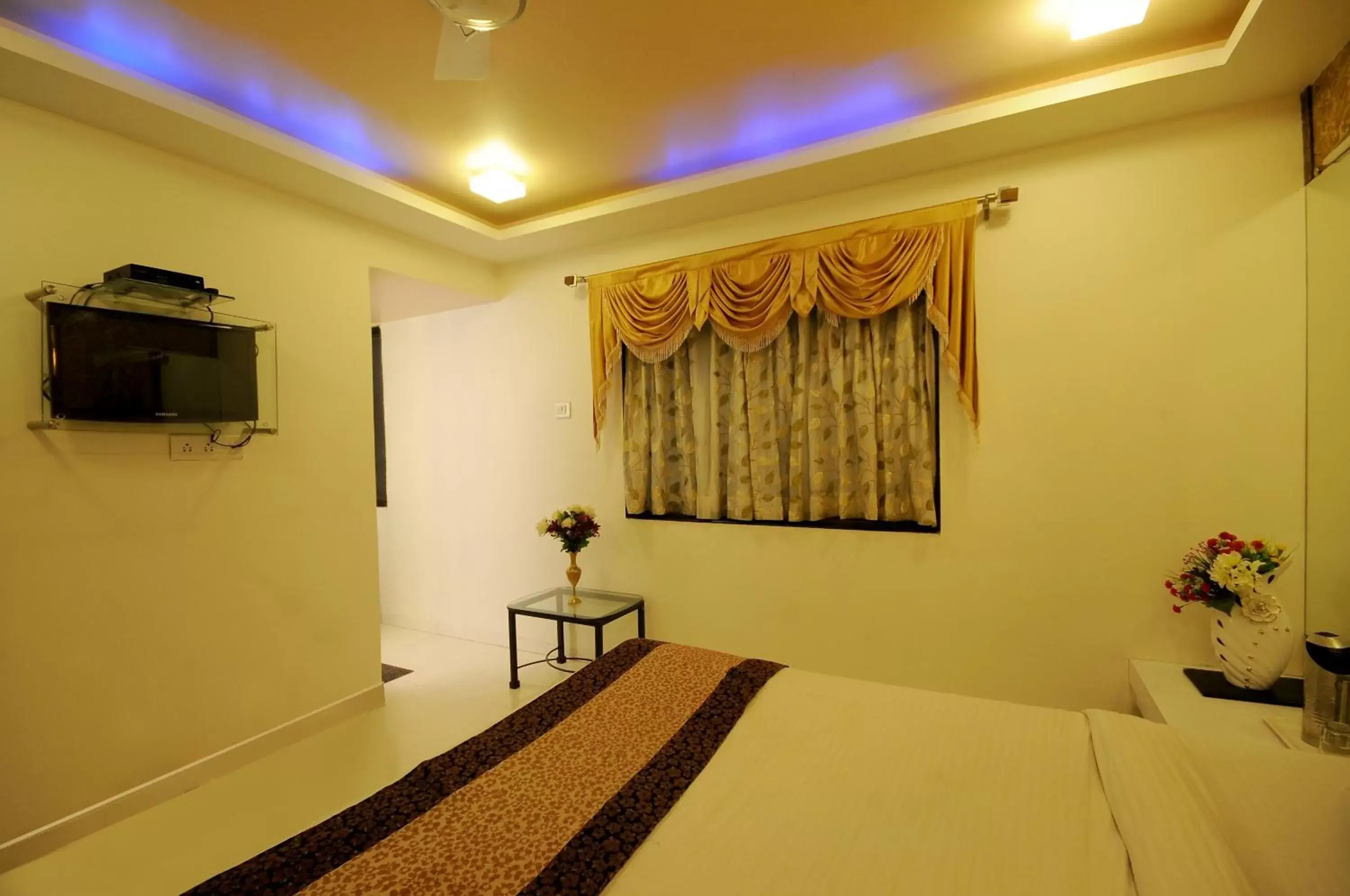 TV and multimedia, Bed in Hotel Vyankatesh & Pure Veg Restaurant