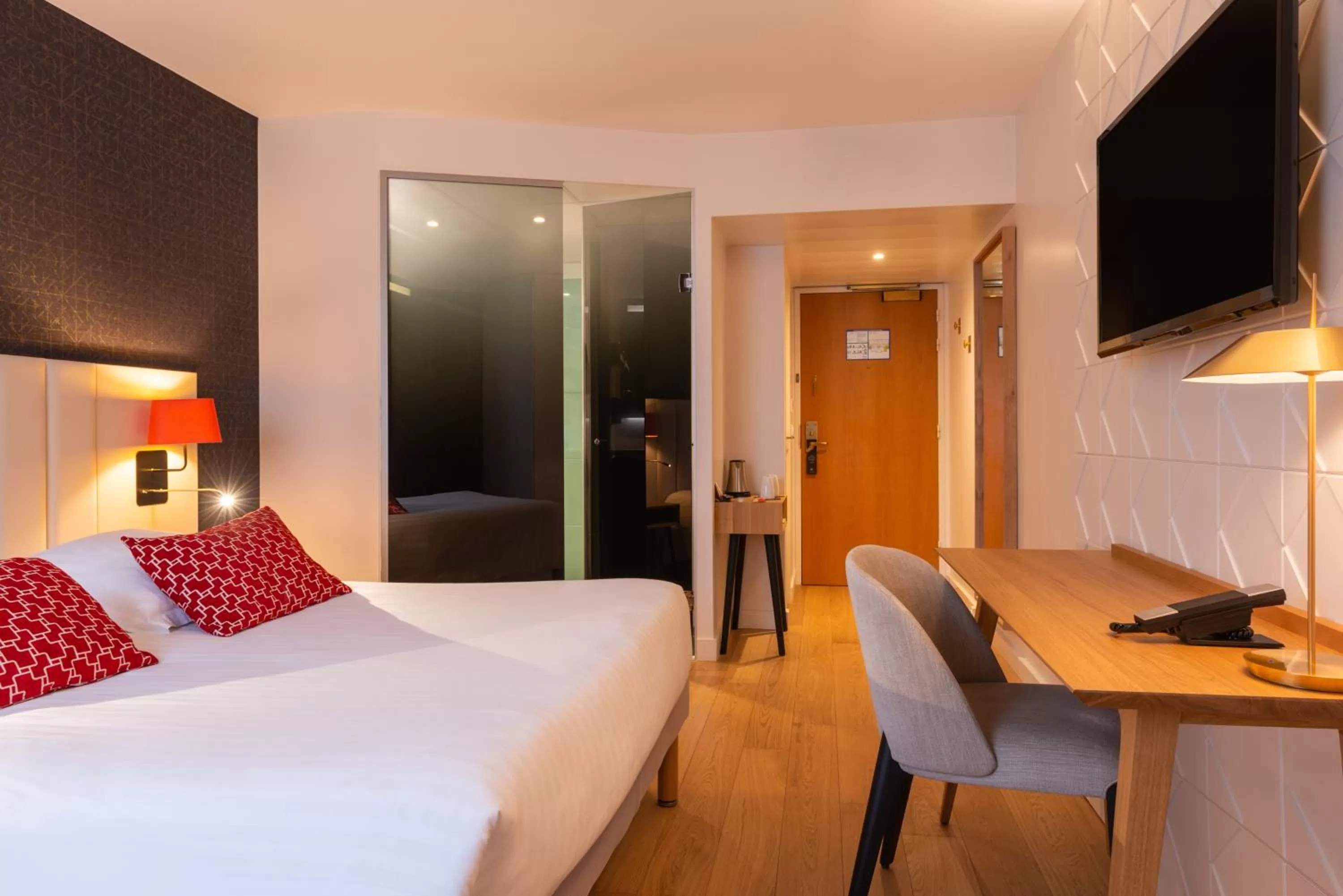 Bedroom, Bed in L'Amirauté Brest