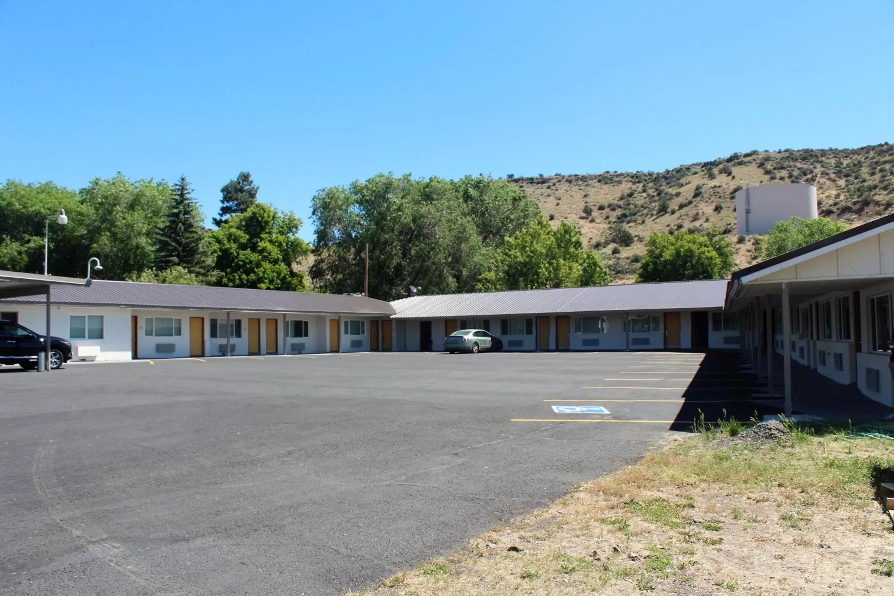 Property building in Oregon Trail Inn and Suites Property building in Oregon Trail Inn and Suites