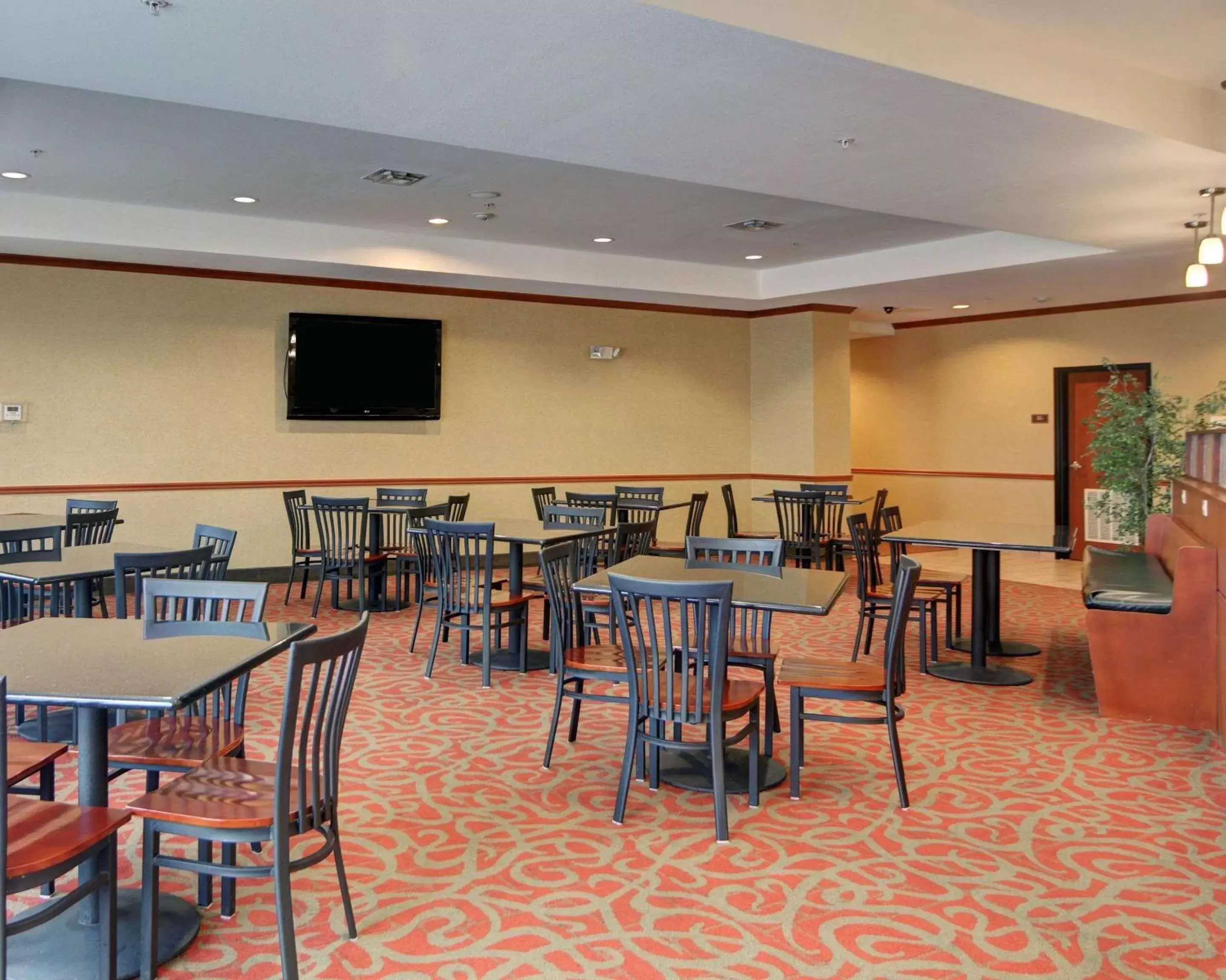 Restaurant/Places to Eat in Quality Suites Near Cedar Creek Lake