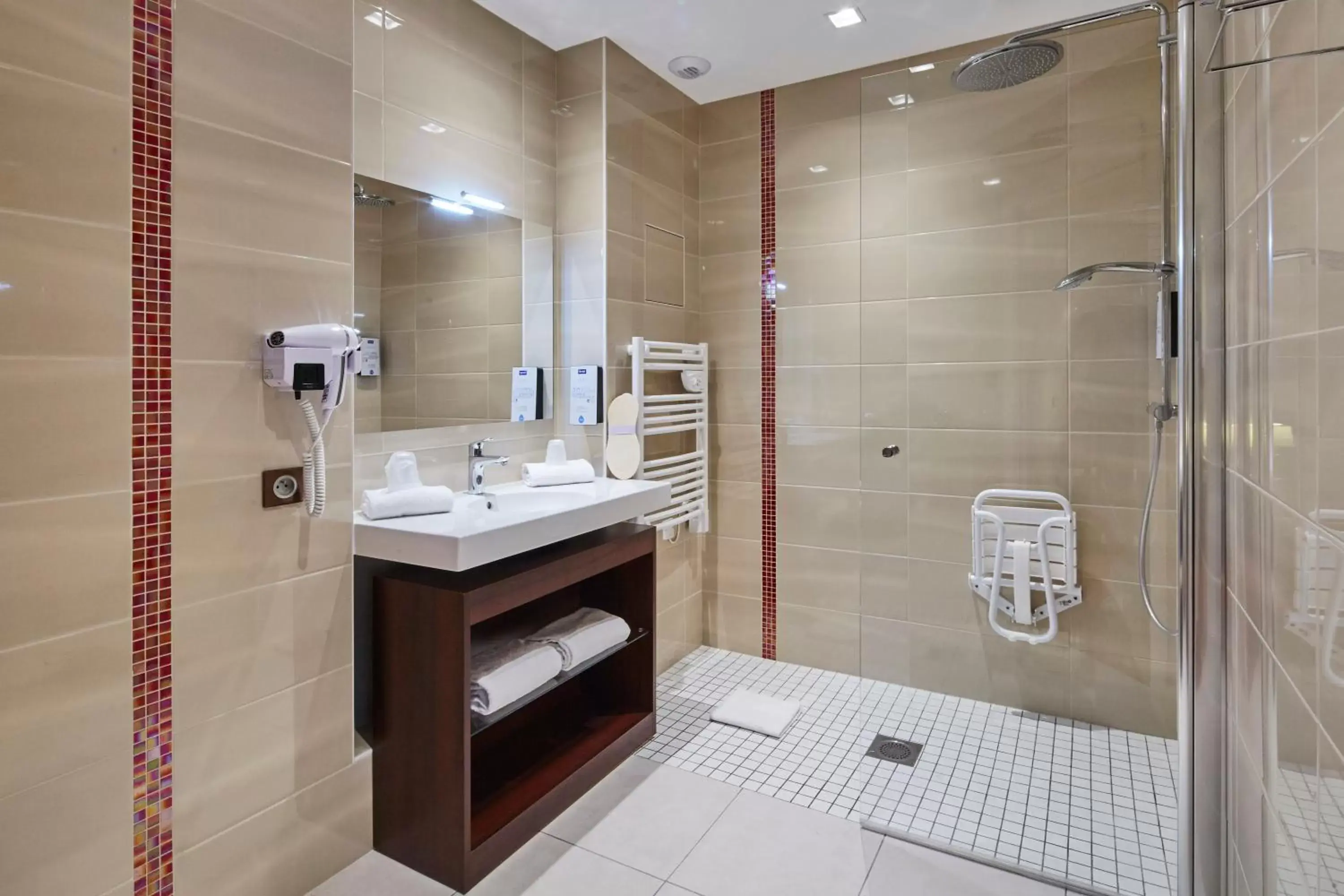 Shower, Bathroom in Kyriad Nantes Sud - Bouaye Aéroport