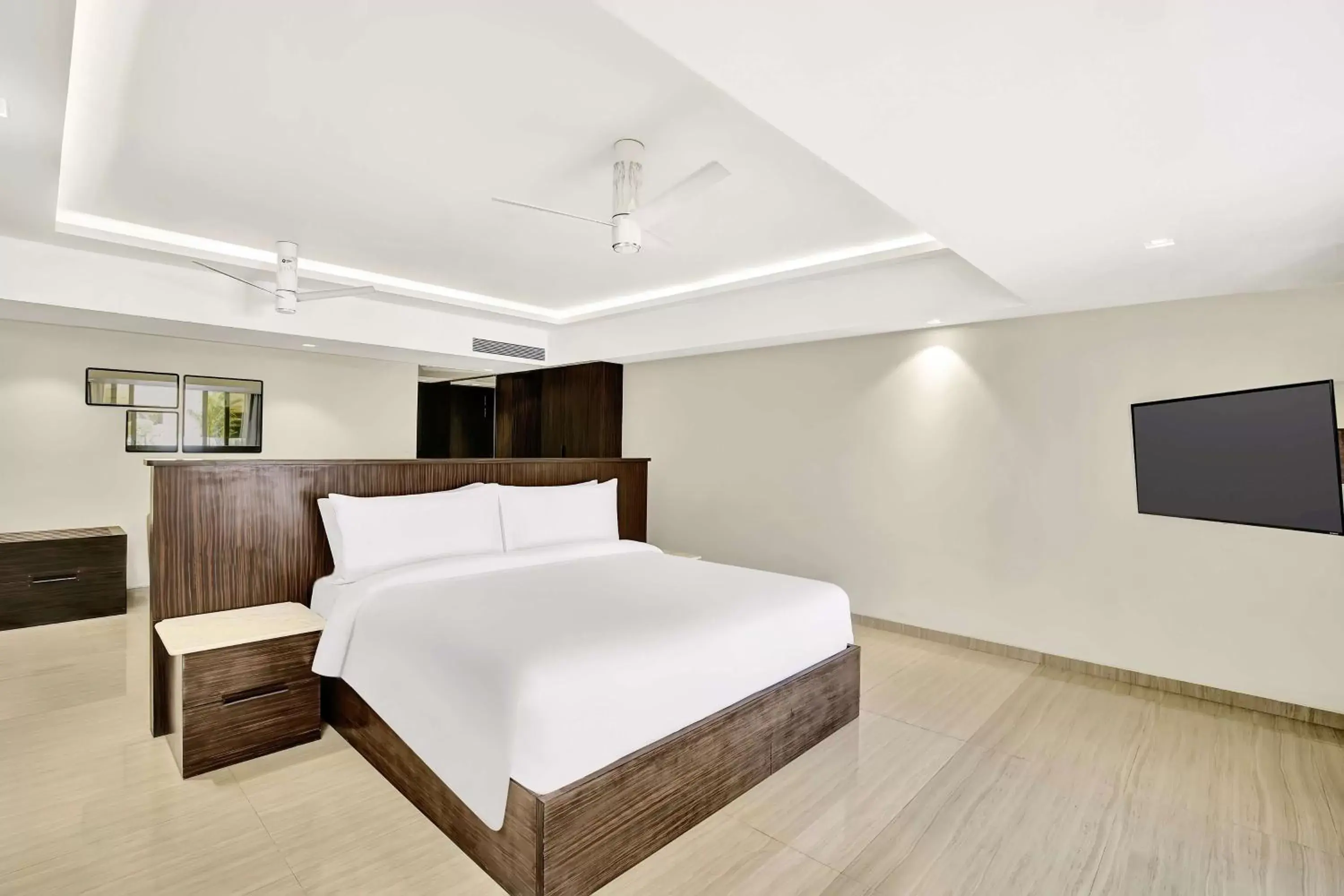 Photo of the whole room, Bed in Radisson Resort Goa Baga