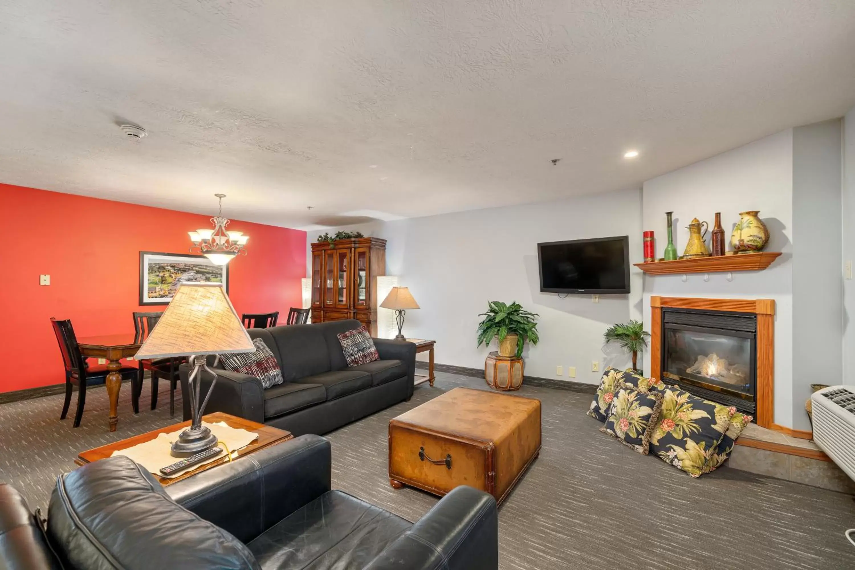 Living room, Seating Area in Ramada by Wyndham Sioux Falls Airport - Waterpark Resort & Event Center