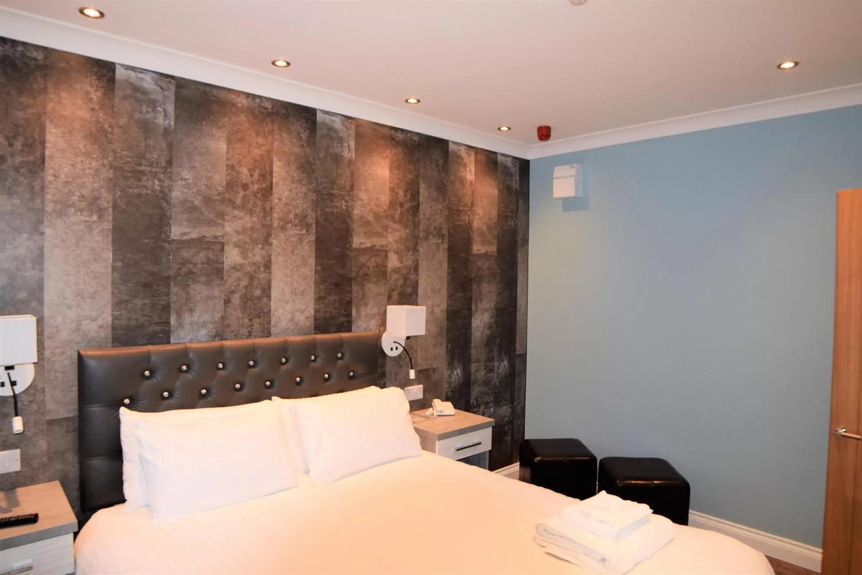 Bedroom, Bed in Dovedale Hotel and Restaurant