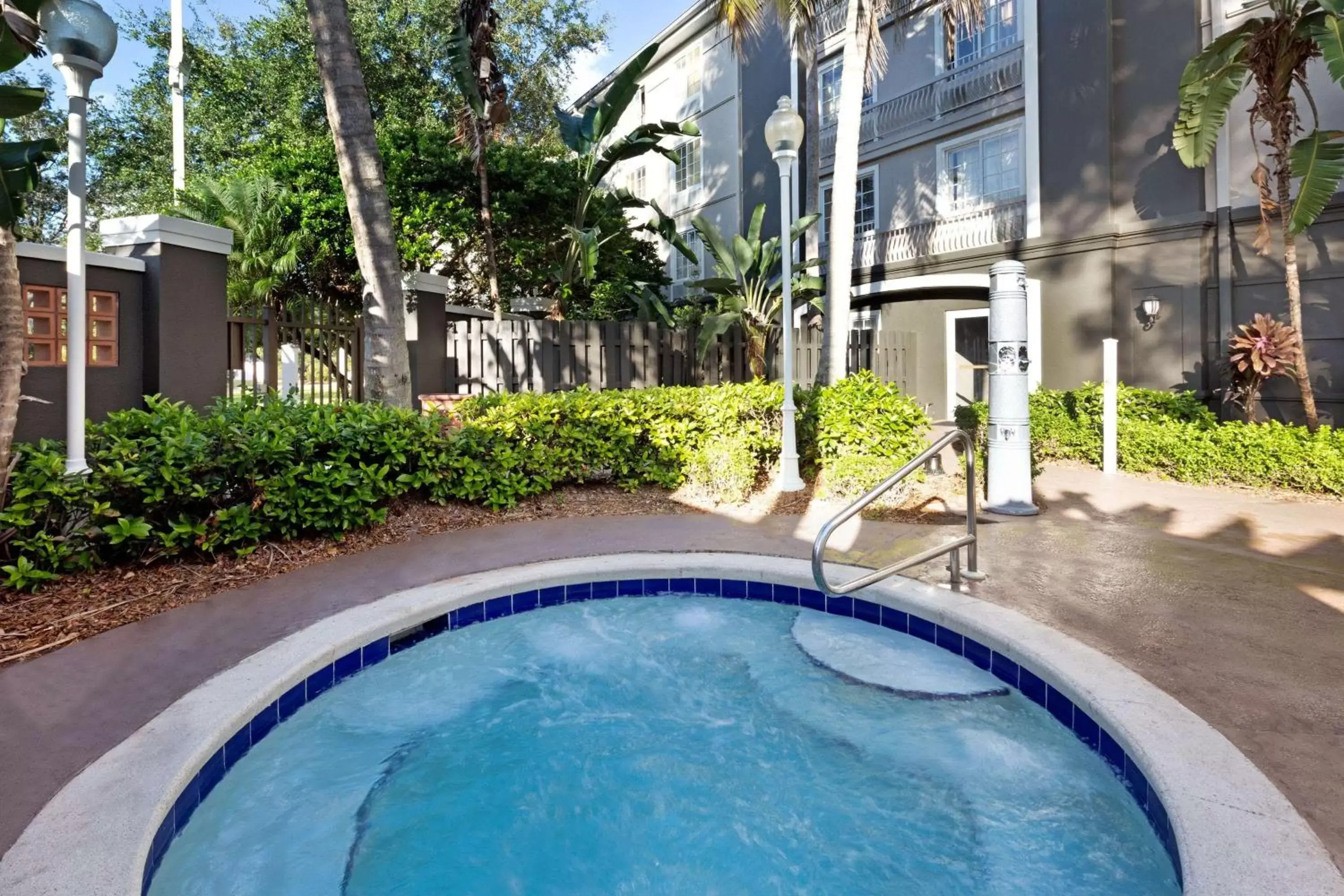 Hot Tub, Swimming Pool in La Quinta by Wyndham Ft. Lauderdale Plantation