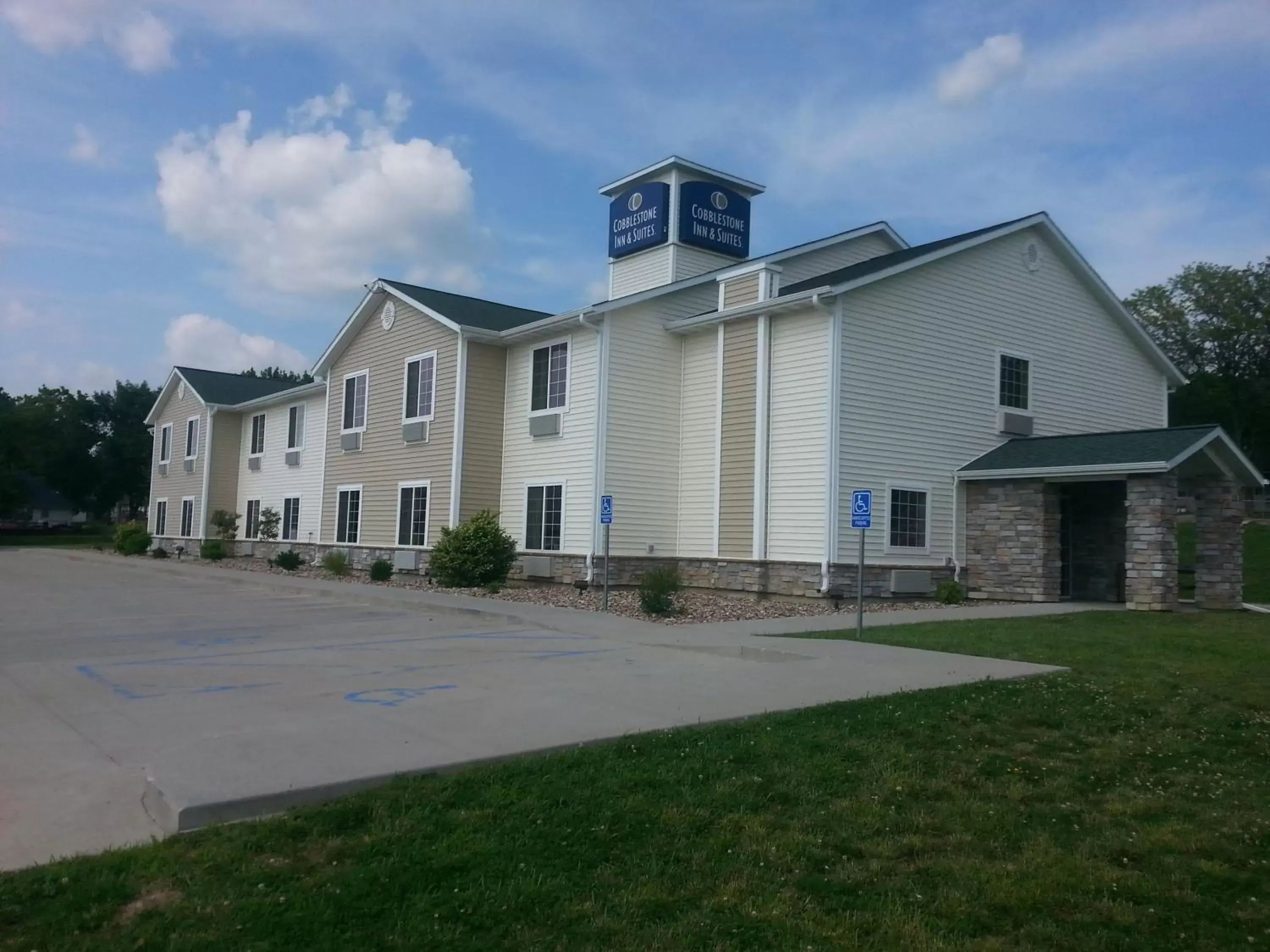 Facade/entrance, Property Building in Cobblestone Inn & Suites - Bloomfield