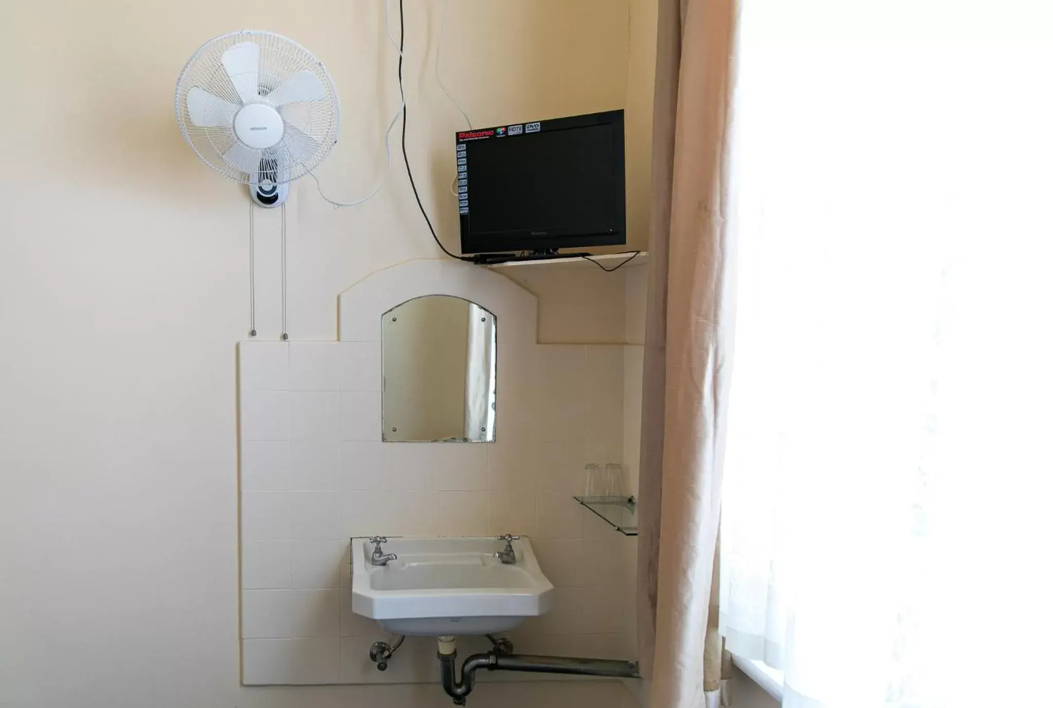 TV and multimedia, Bathroom in Bank Hotel Dungog