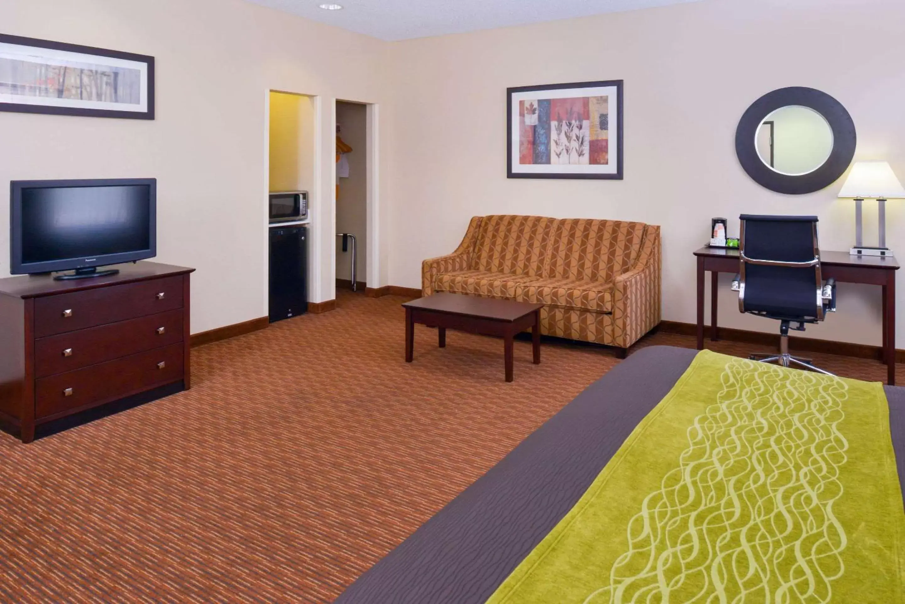 Photo of the whole room, TV/Entertainment Center in Comfort Inn and Suites Joplin