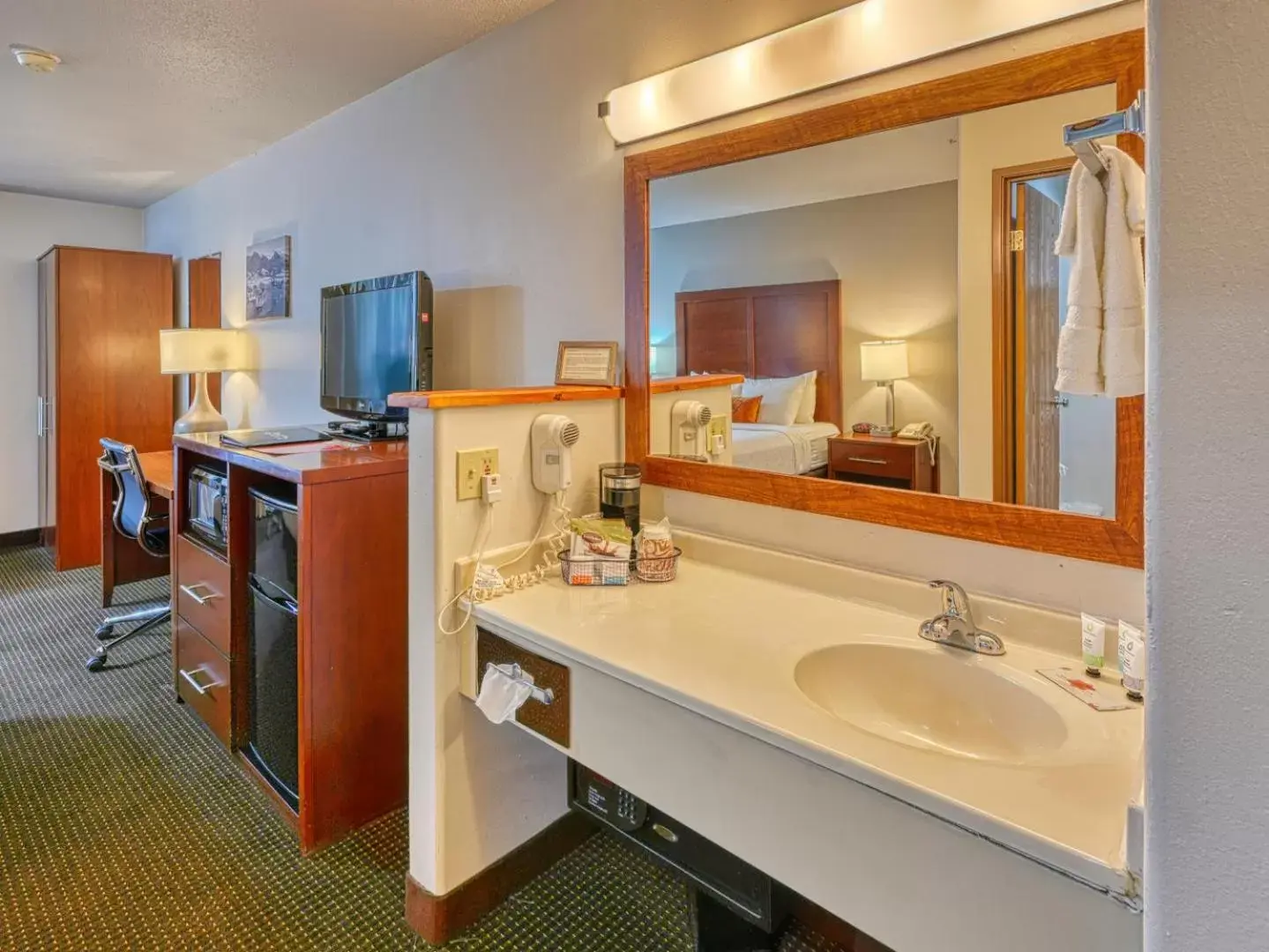 TV and multimedia, Bathroom in Yellowstone River Inn & Suites