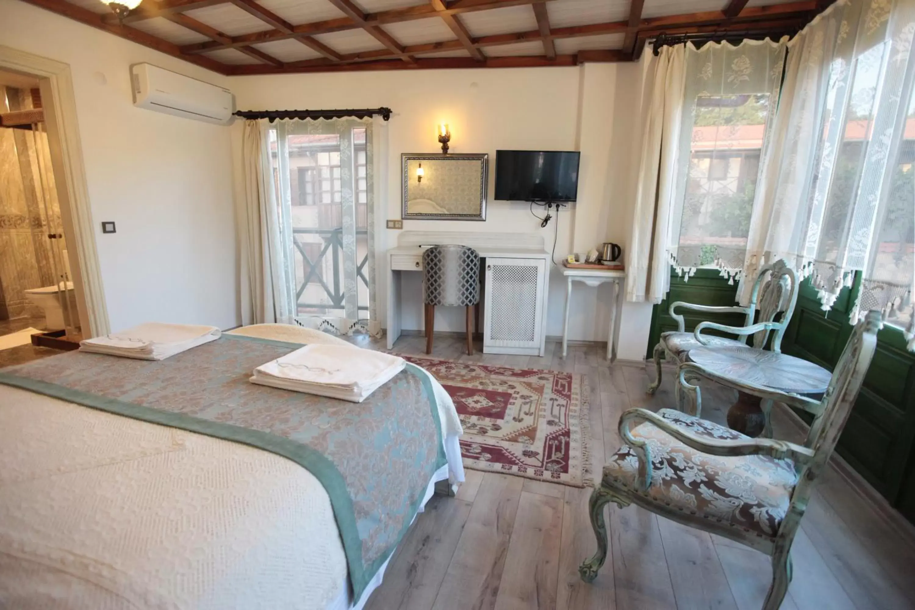 Photo of the whole room, TV/Entertainment Center in Celsus Boutique Hotel