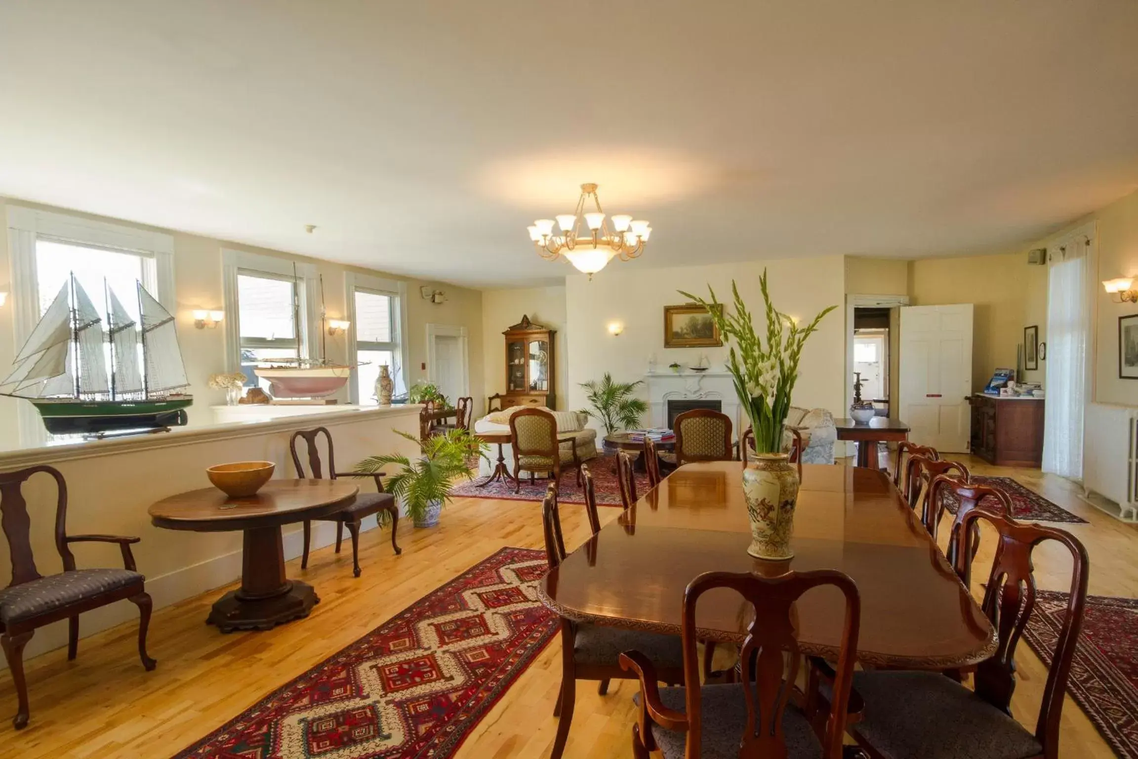 Communal lounge/ TV room, Restaurant/Places to Eat in Homeport Historic B&B