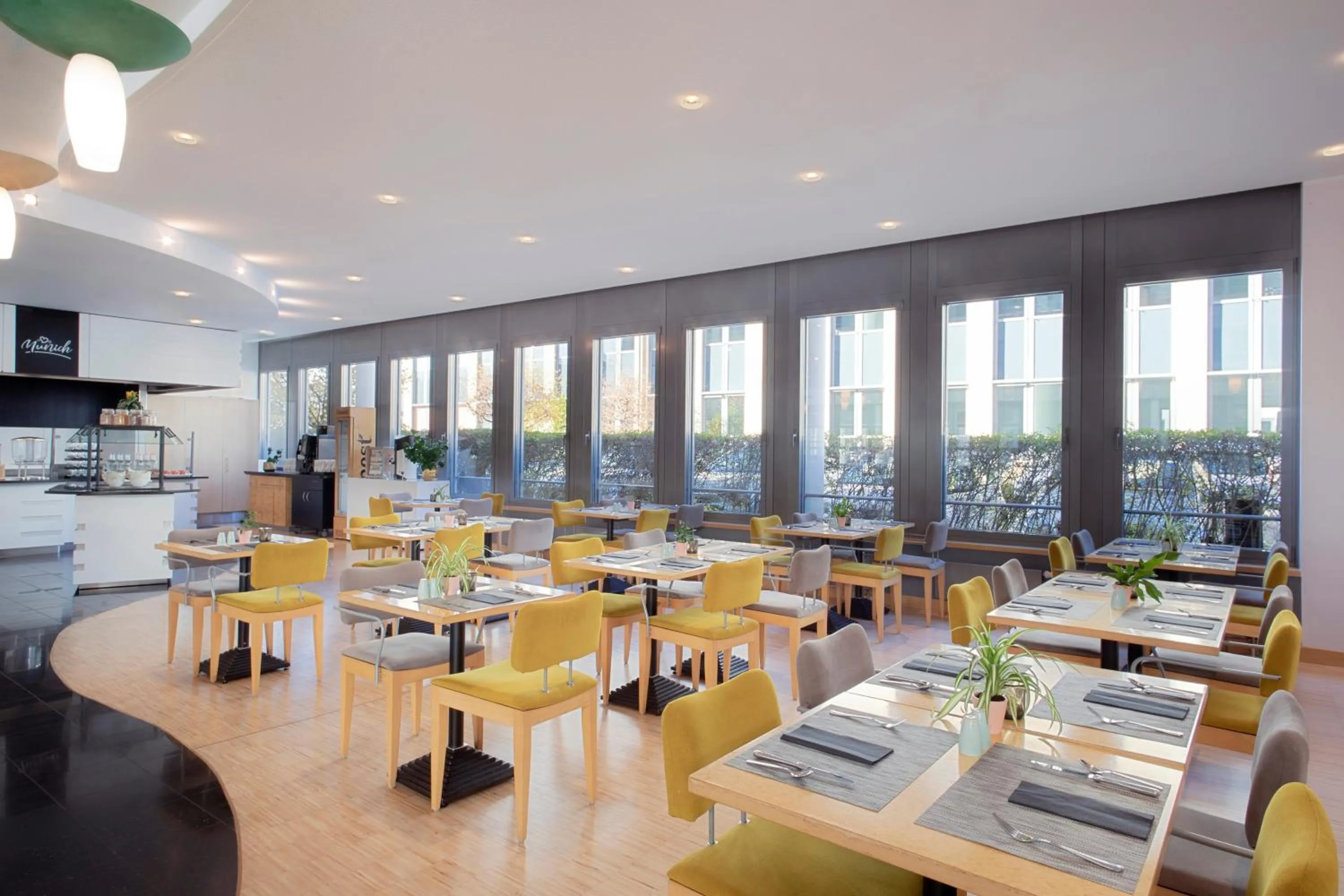 Restaurant/places to eat in FOUR Munich Neue Messe