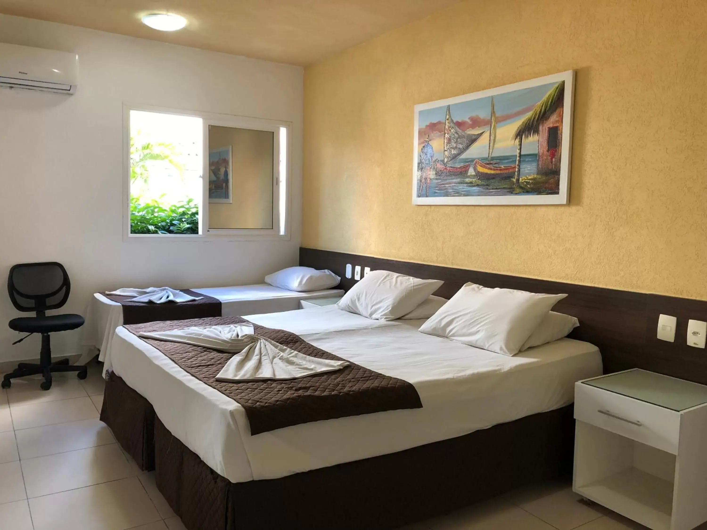 Bedroom, Bed in Hotel Des Basques Bedroom, Bed in Hotel Des Basques