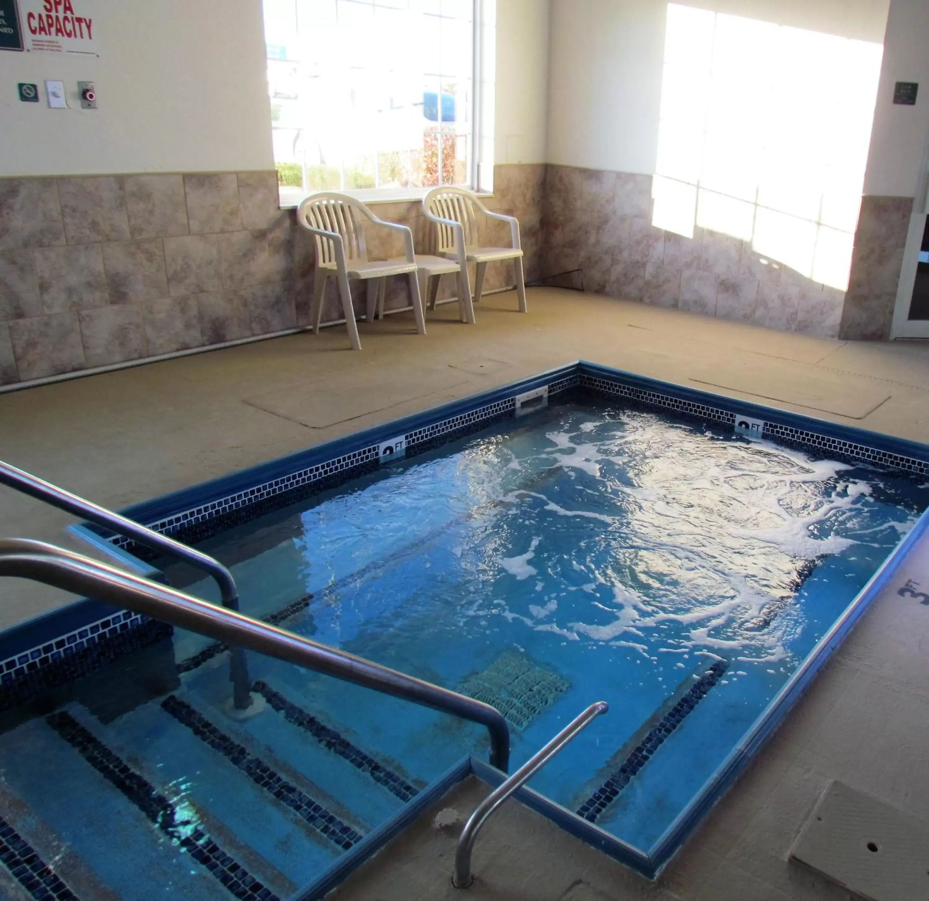 Hot Tub, Swimming Pool in Oak Hill Inn & Suites