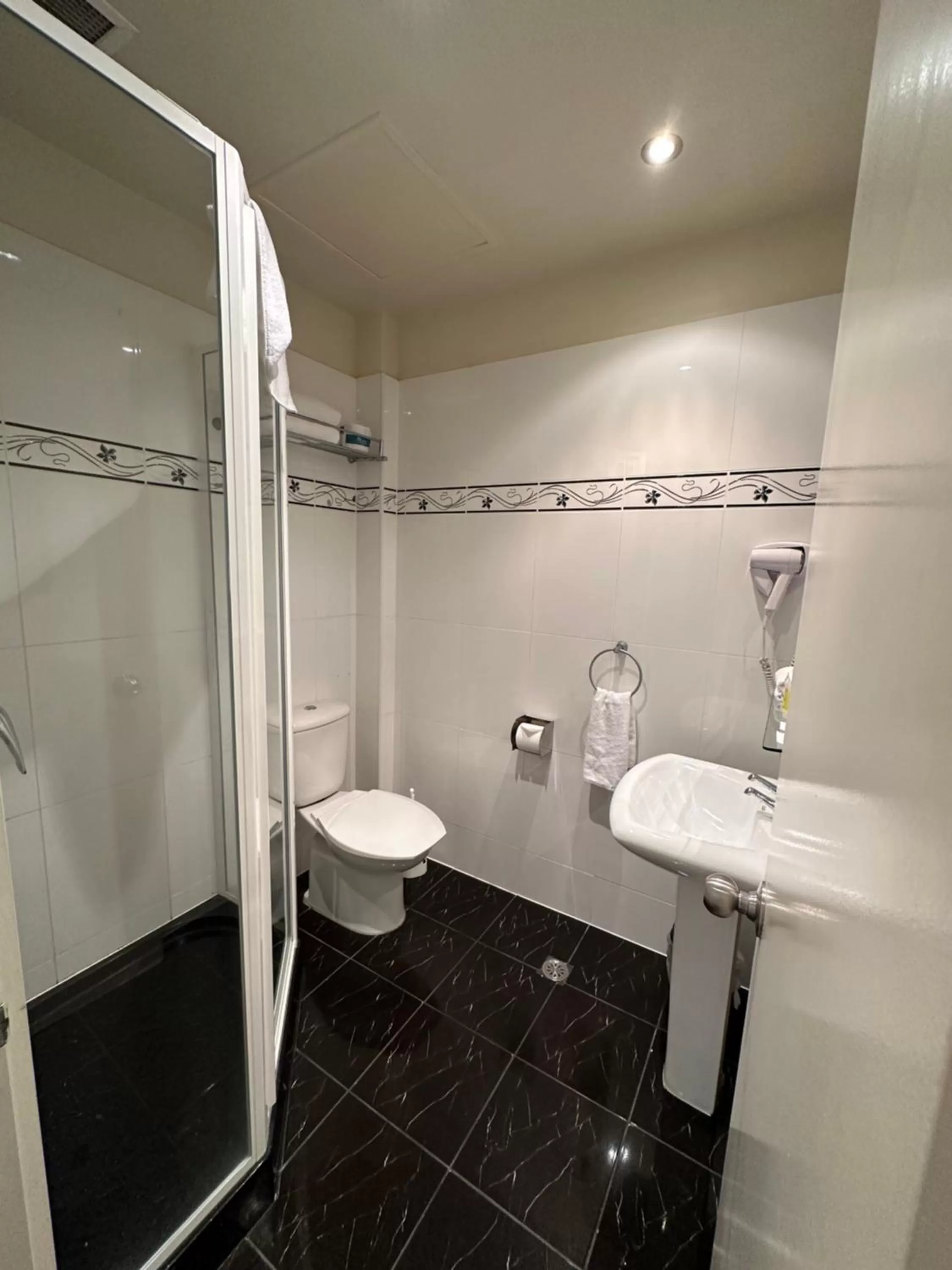 Shower in Trinity Hotel