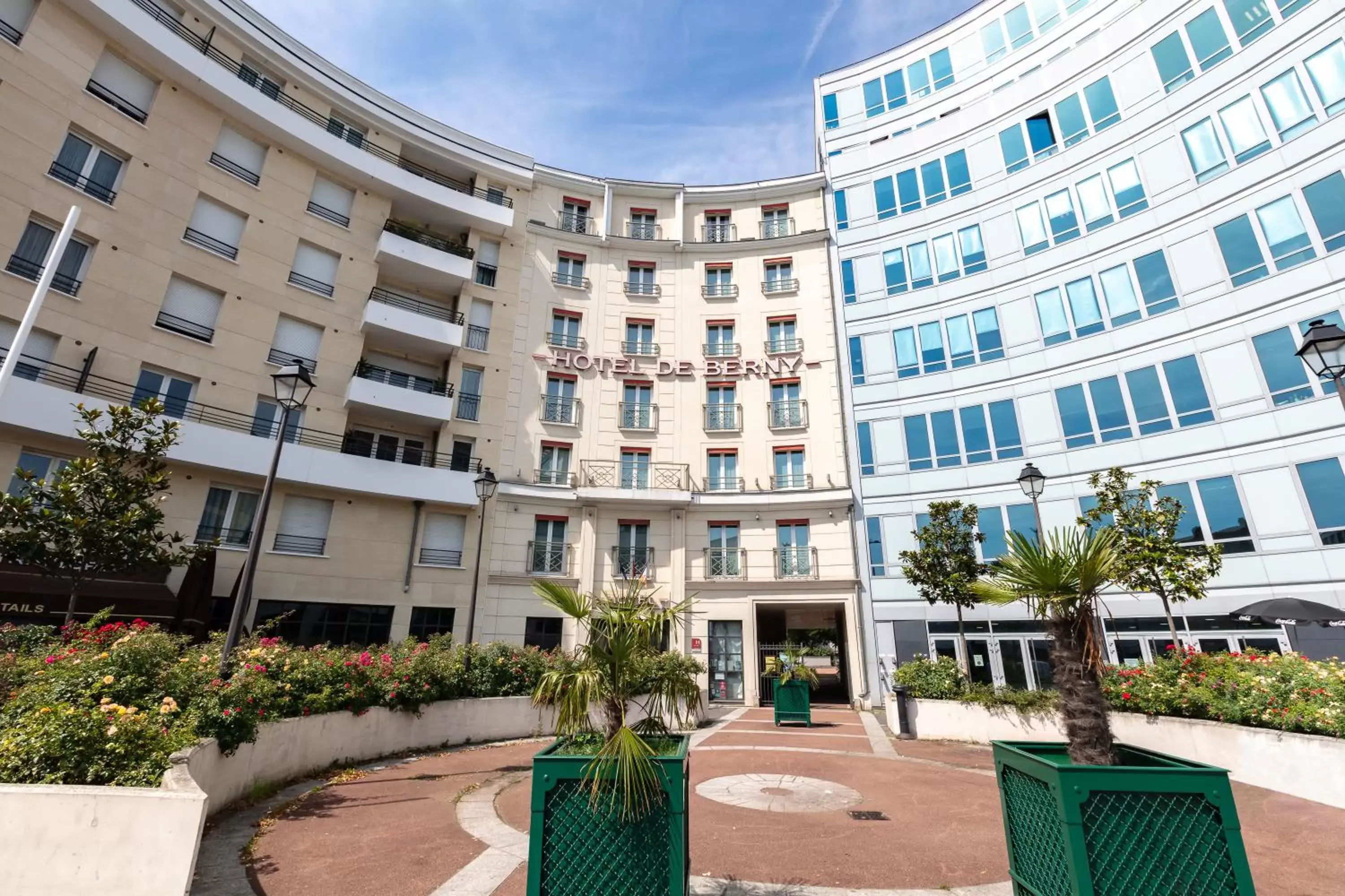 Property building in Hotel de Berny Property building in Hotel de Berny