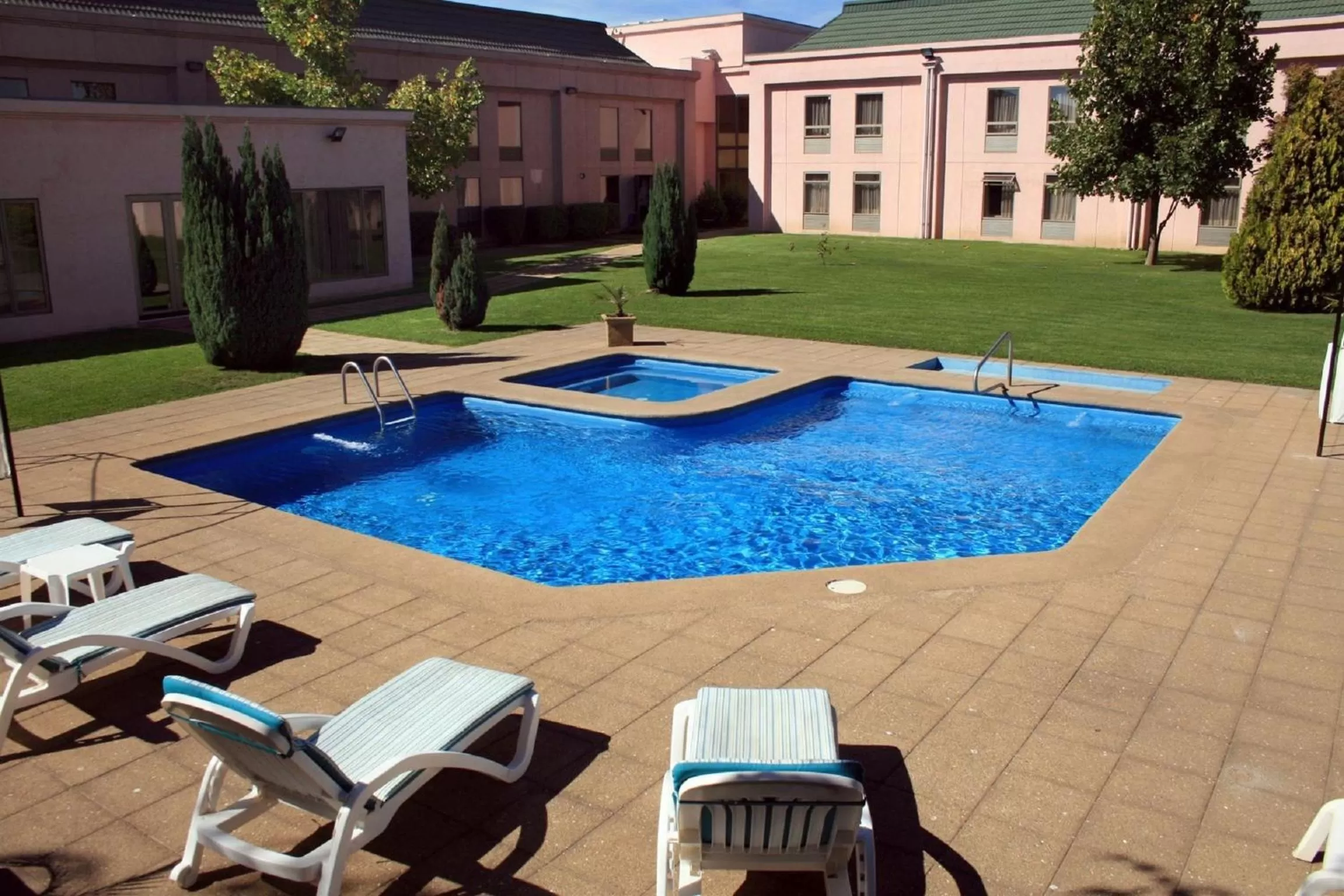 Swimming pool in Hotel Diego de Almagro Los Angeles