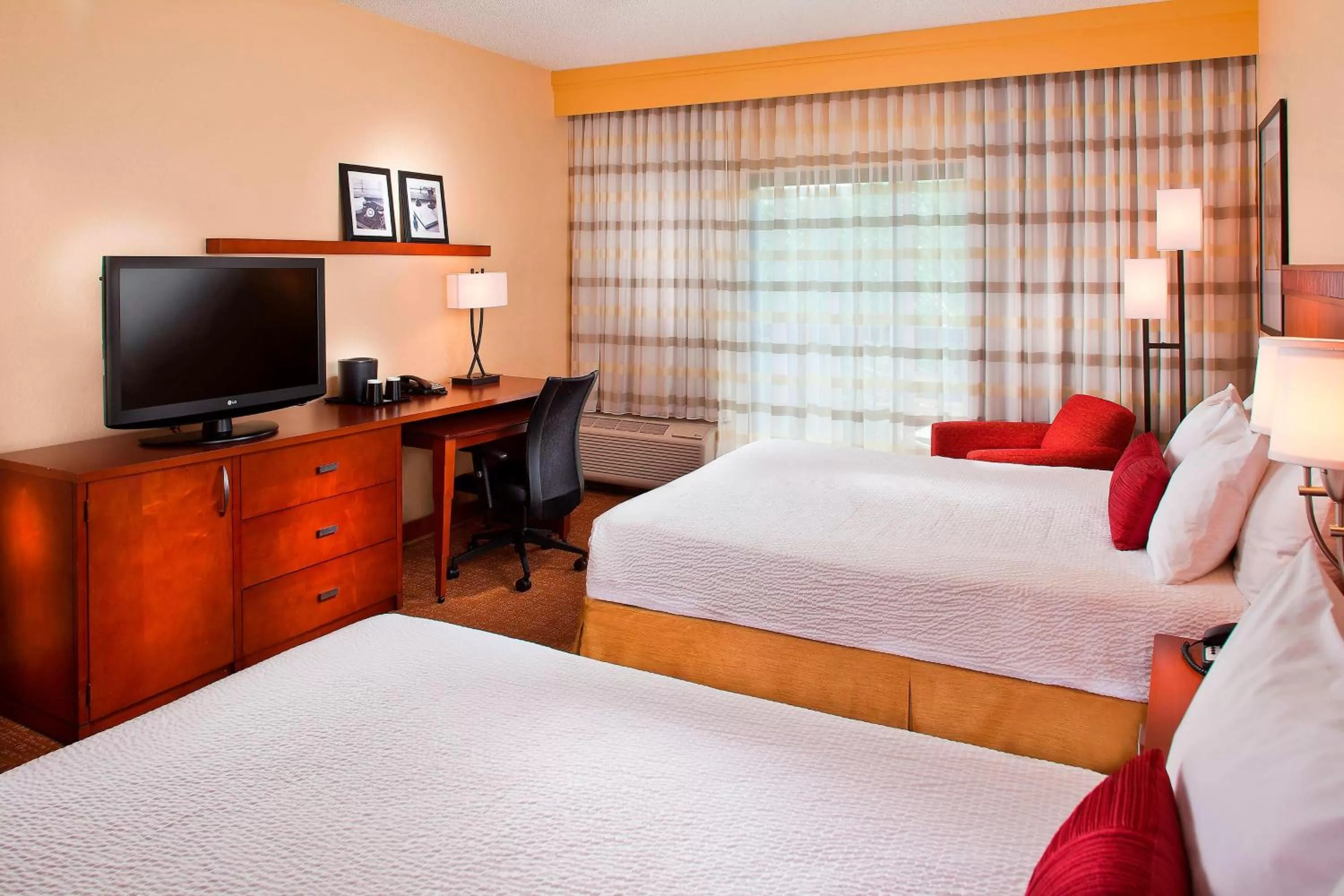 Queen Room with Two Queen Beds - Hearing Accessible in Courtyard Melbourne West