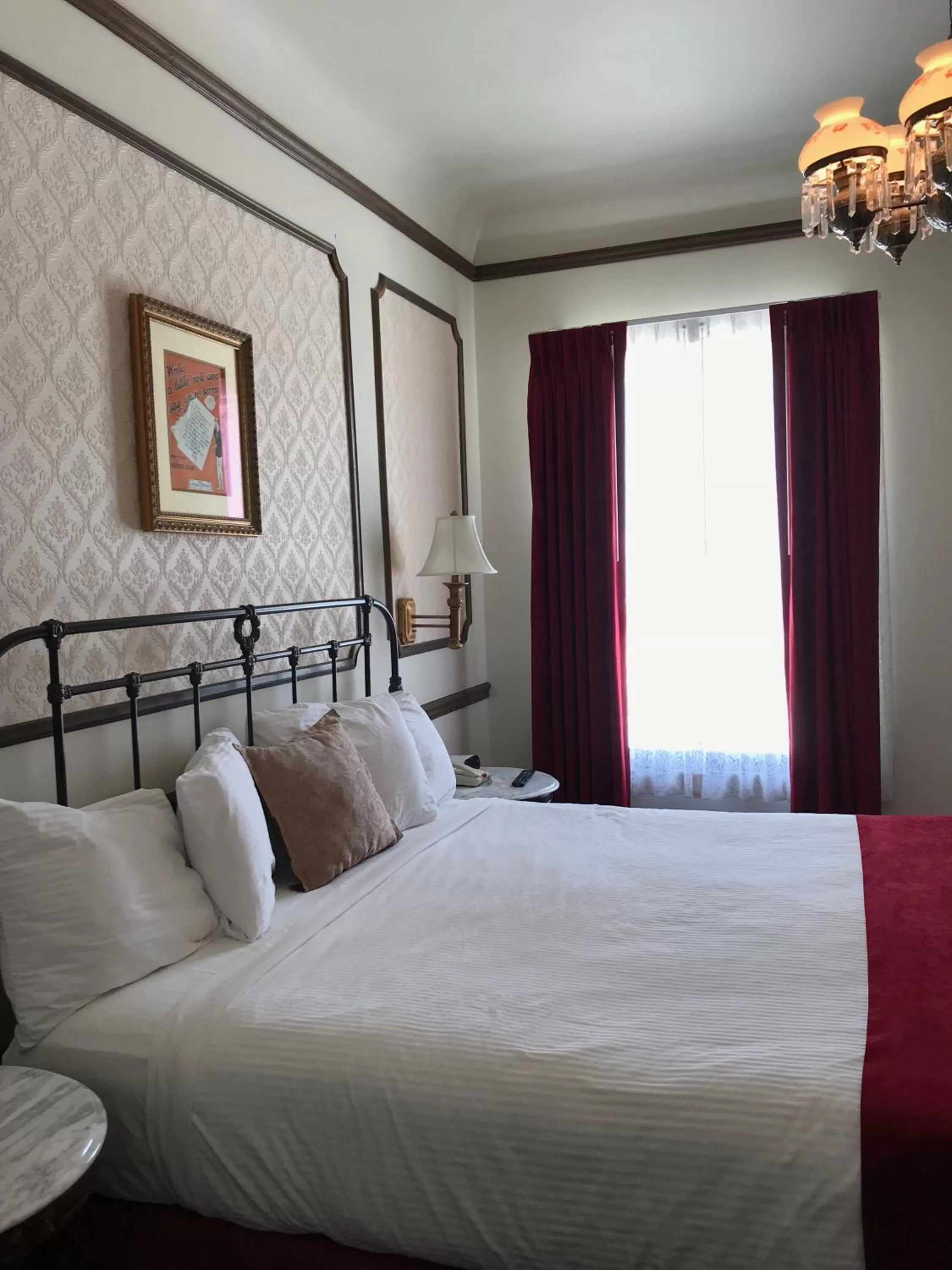 Bedroom, Bed in Mizpah Hotel