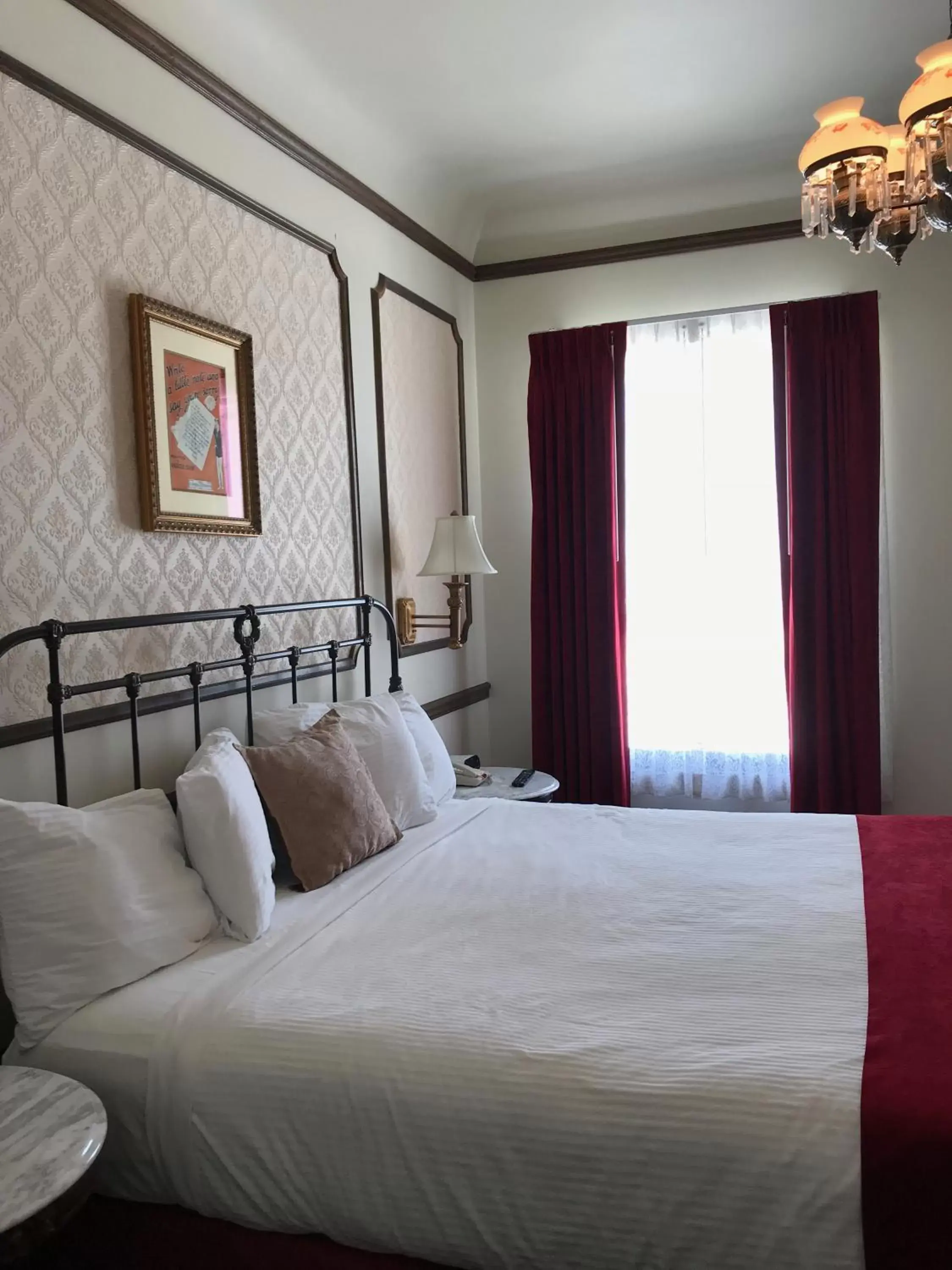Bedroom, Bed in Mizpah Hotel