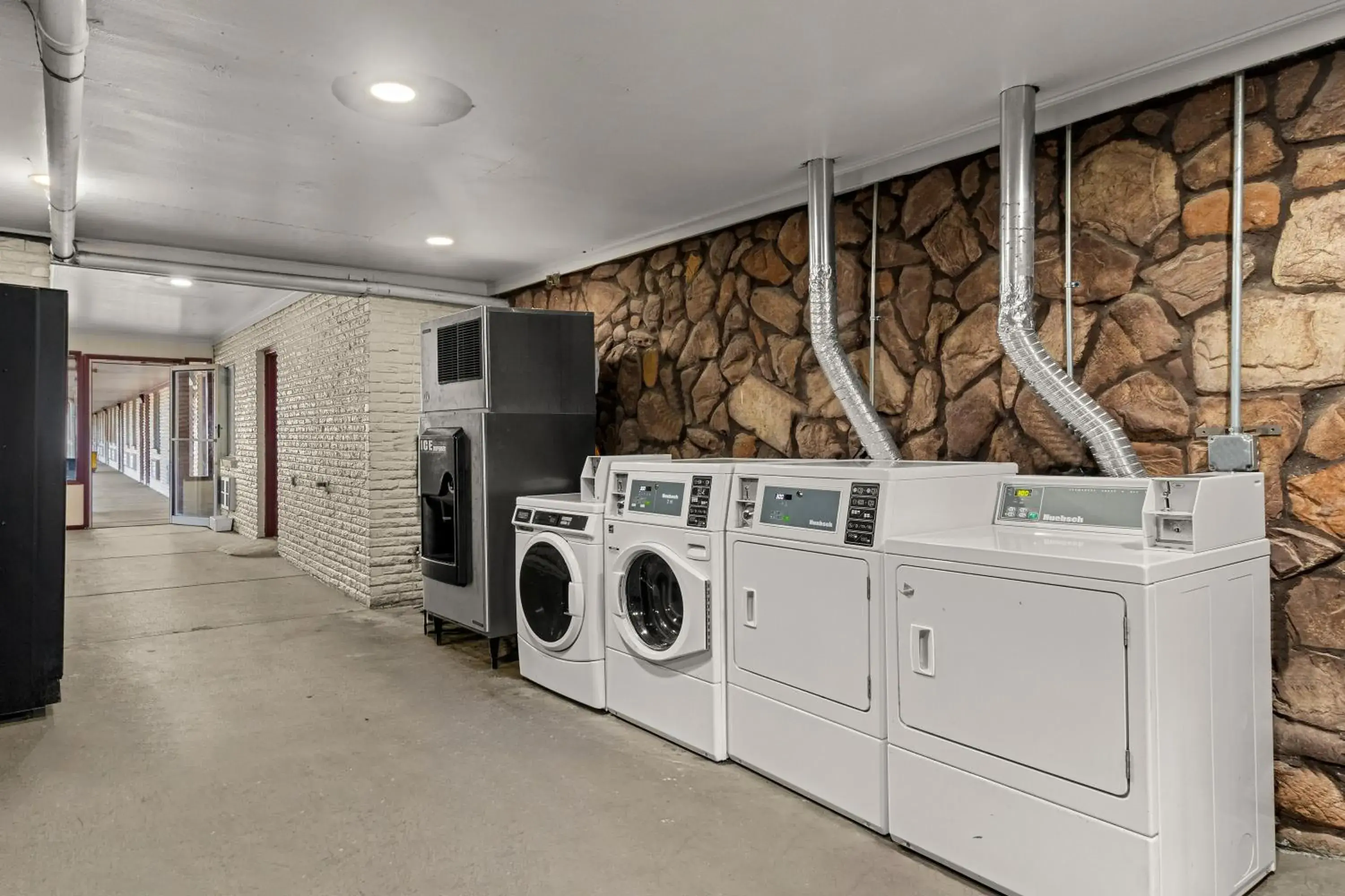 washing machine, Kitchen/Kitchenette in Rodeway Inn