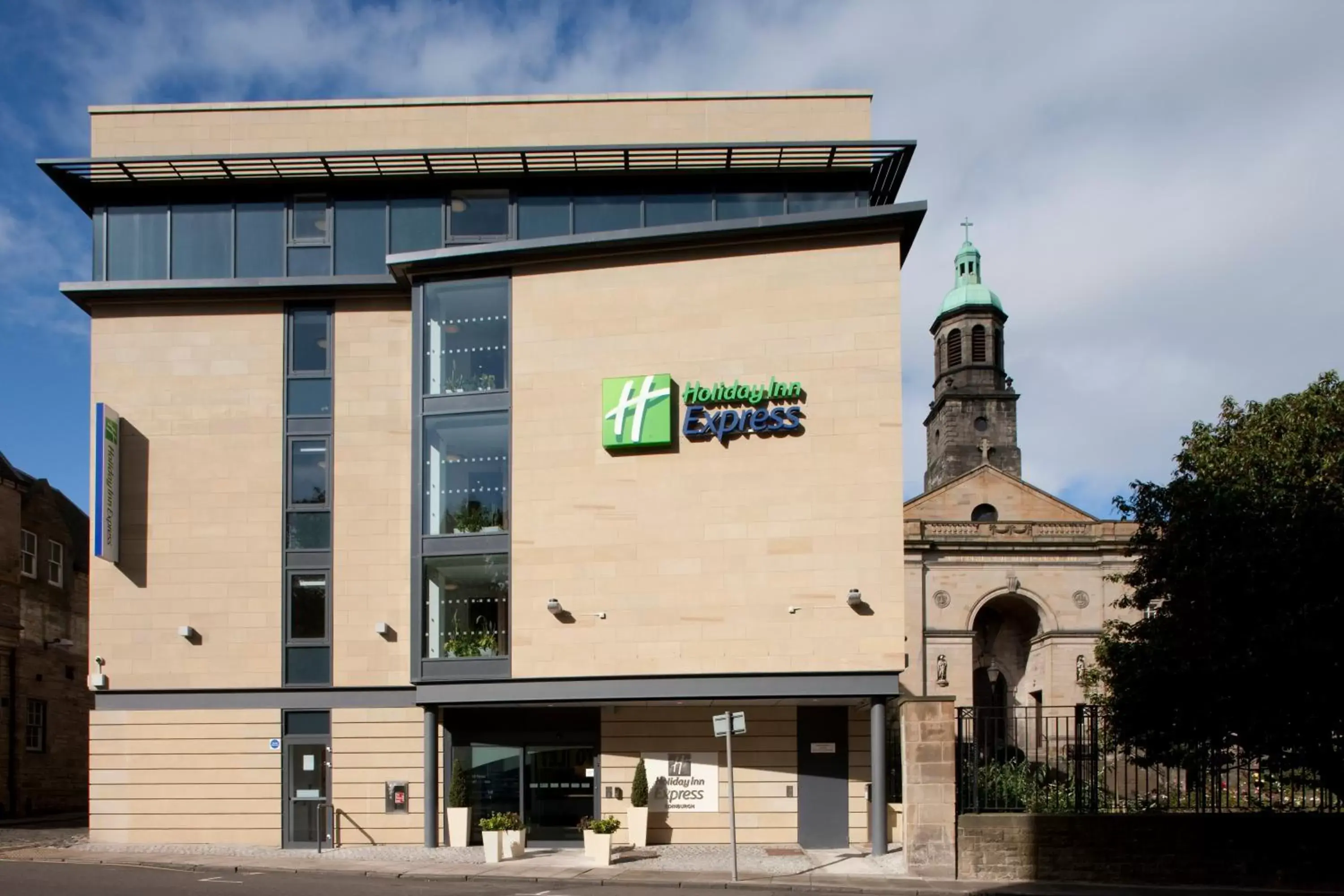 Property Building in Holiday Inn Express Edinburgh – Royal Mile, an IHG Hotel