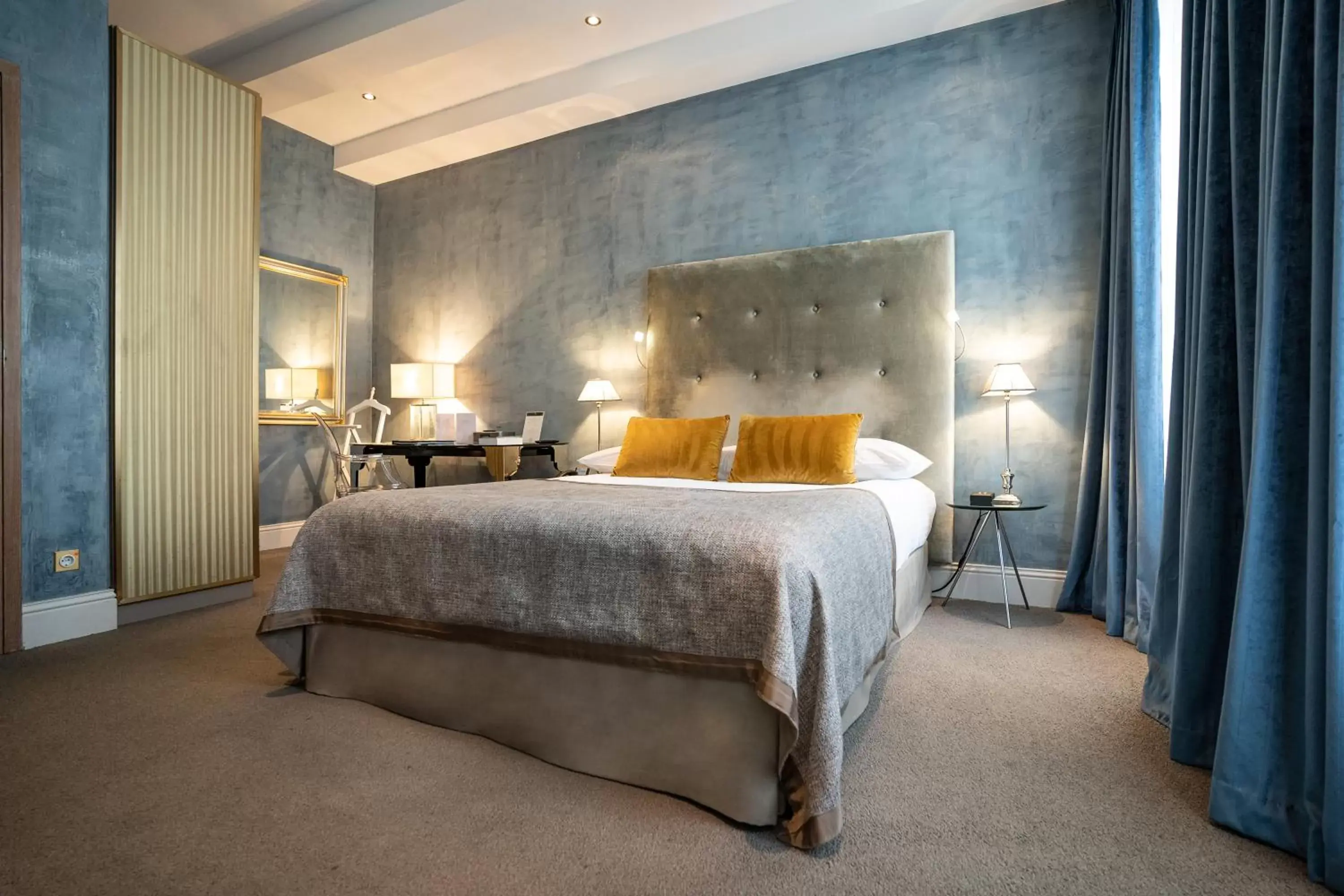 Bed in Hotel Le Place d'Armes - Relais & Châteaux Bed in Hotel Le Place d'Armes - Relais & Châteaux