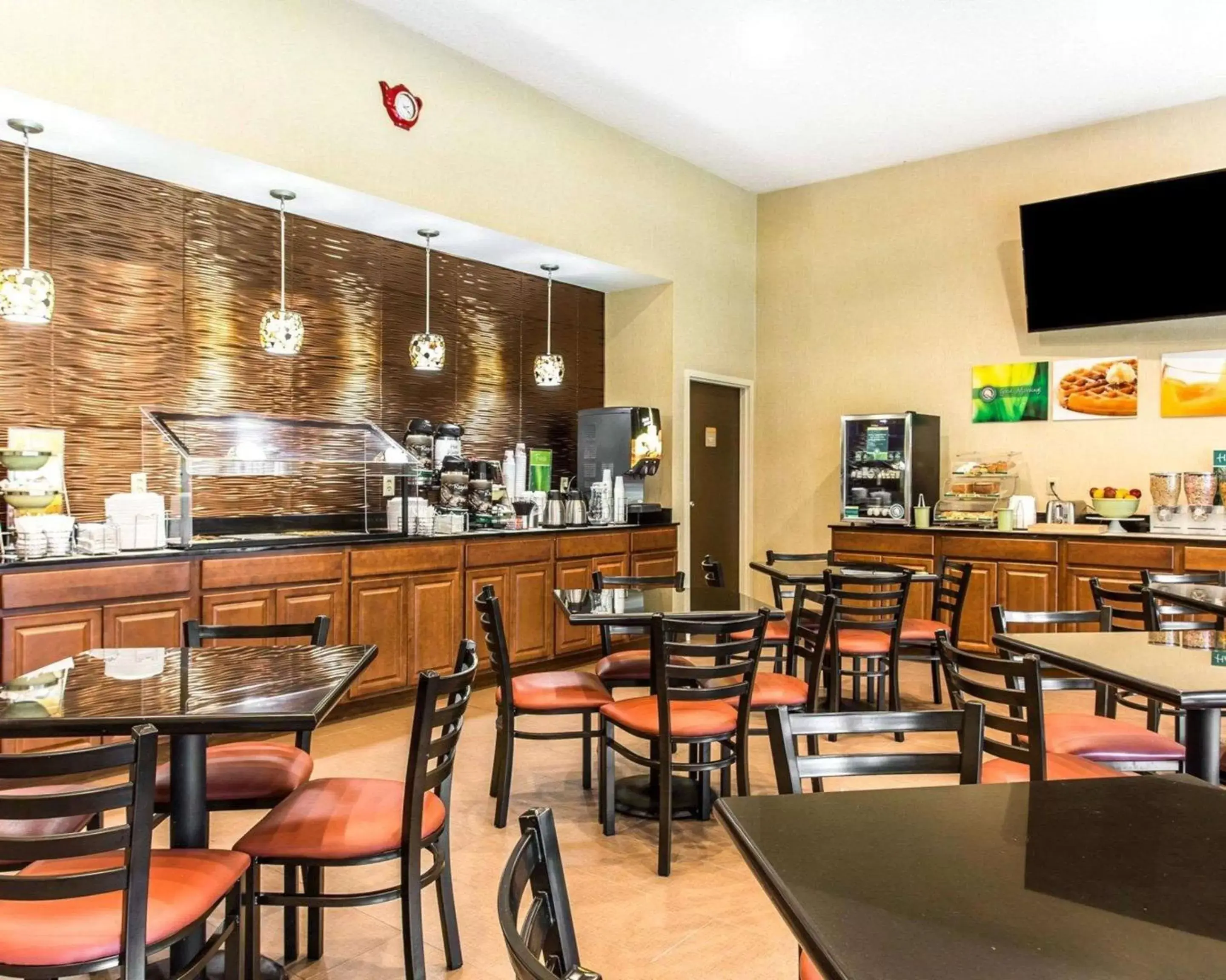 Restaurant/Places to Eat in Quality Suites Convention Center - Hickory