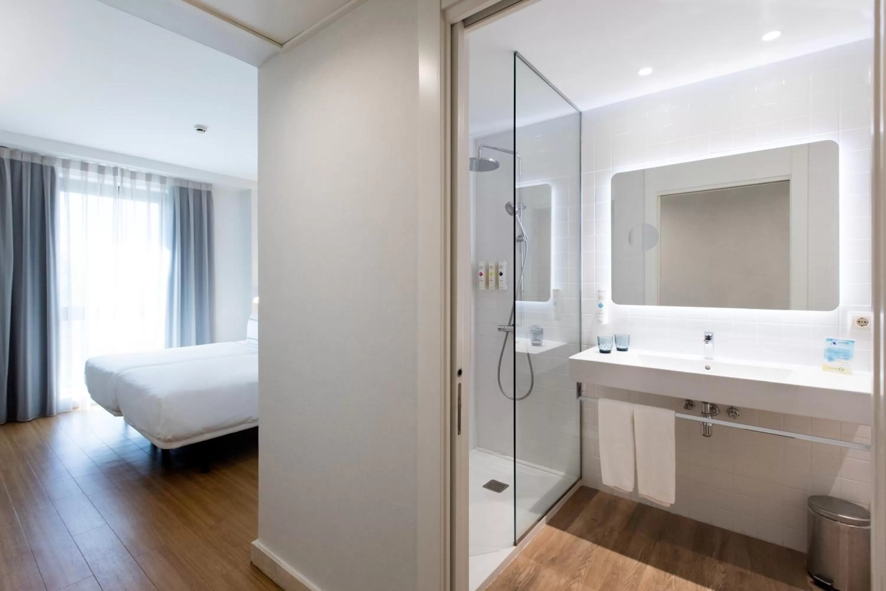 Bathroom, Bed in Hotel Salamanca Montalvo