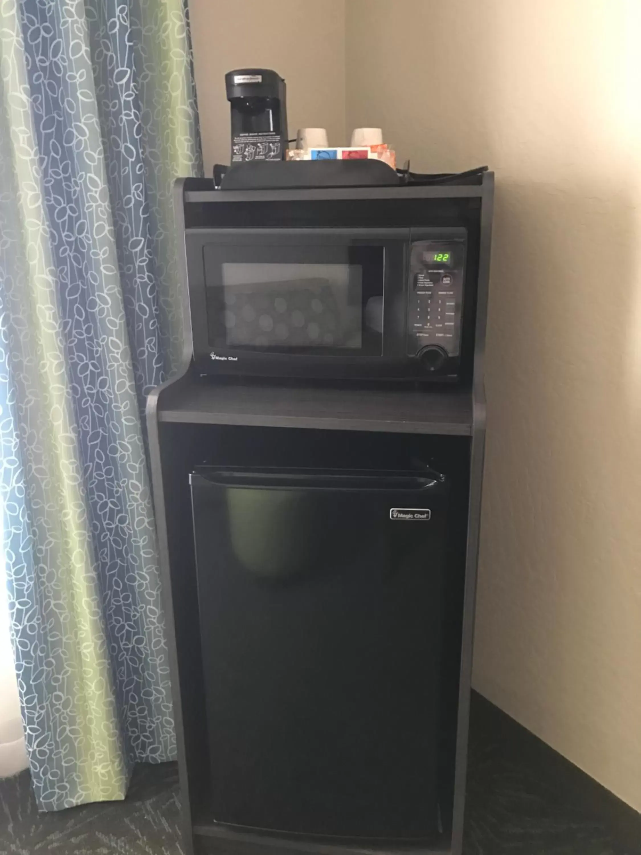 Coffee/tea facilities, Kitchen/Kitchenette in Days Inn & Suites by Wyndham East Flagstaff