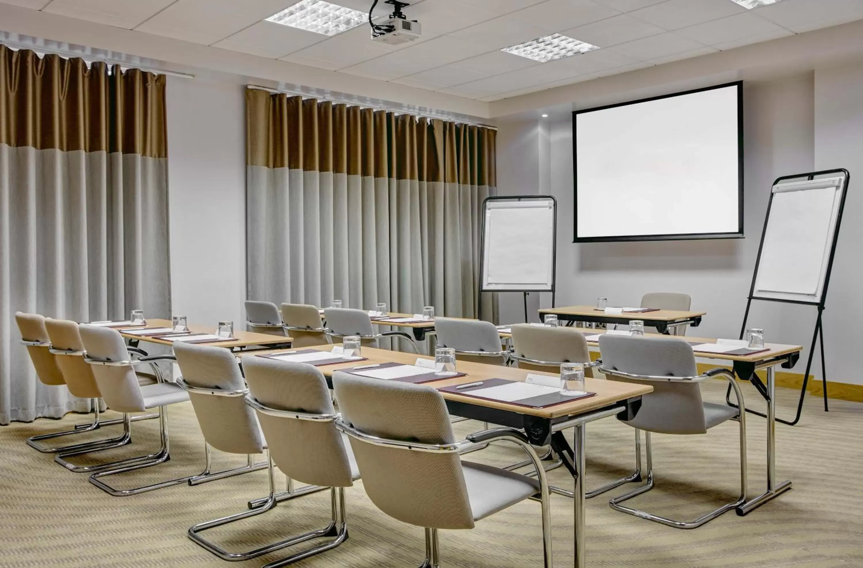 Meeting/conference room in Leonardo Hotel Swindon - Formerly Jurys Inn