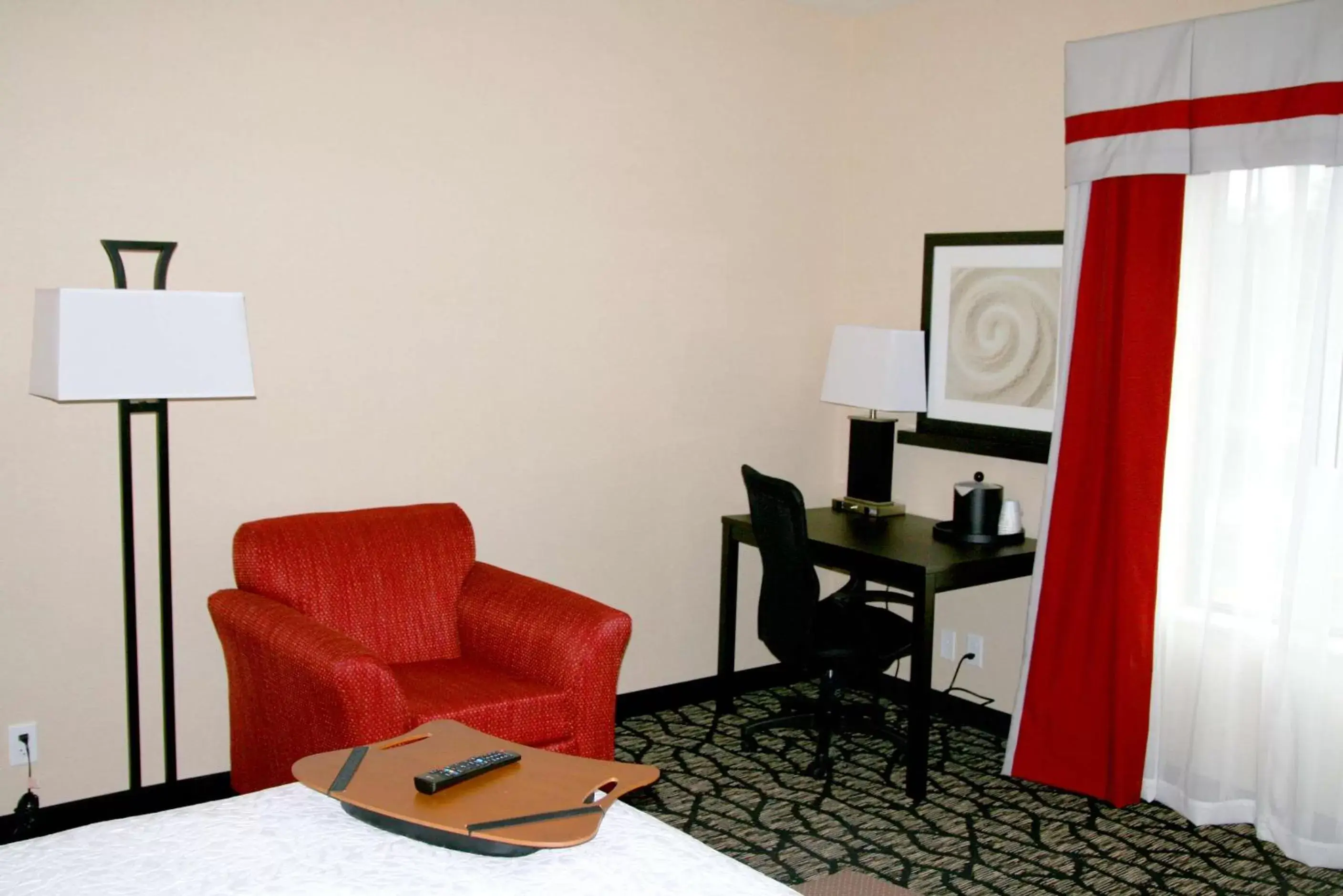 Bed, Seating Area in Hampton Inn & Suites Salt Lake City-University/Foothill Drive