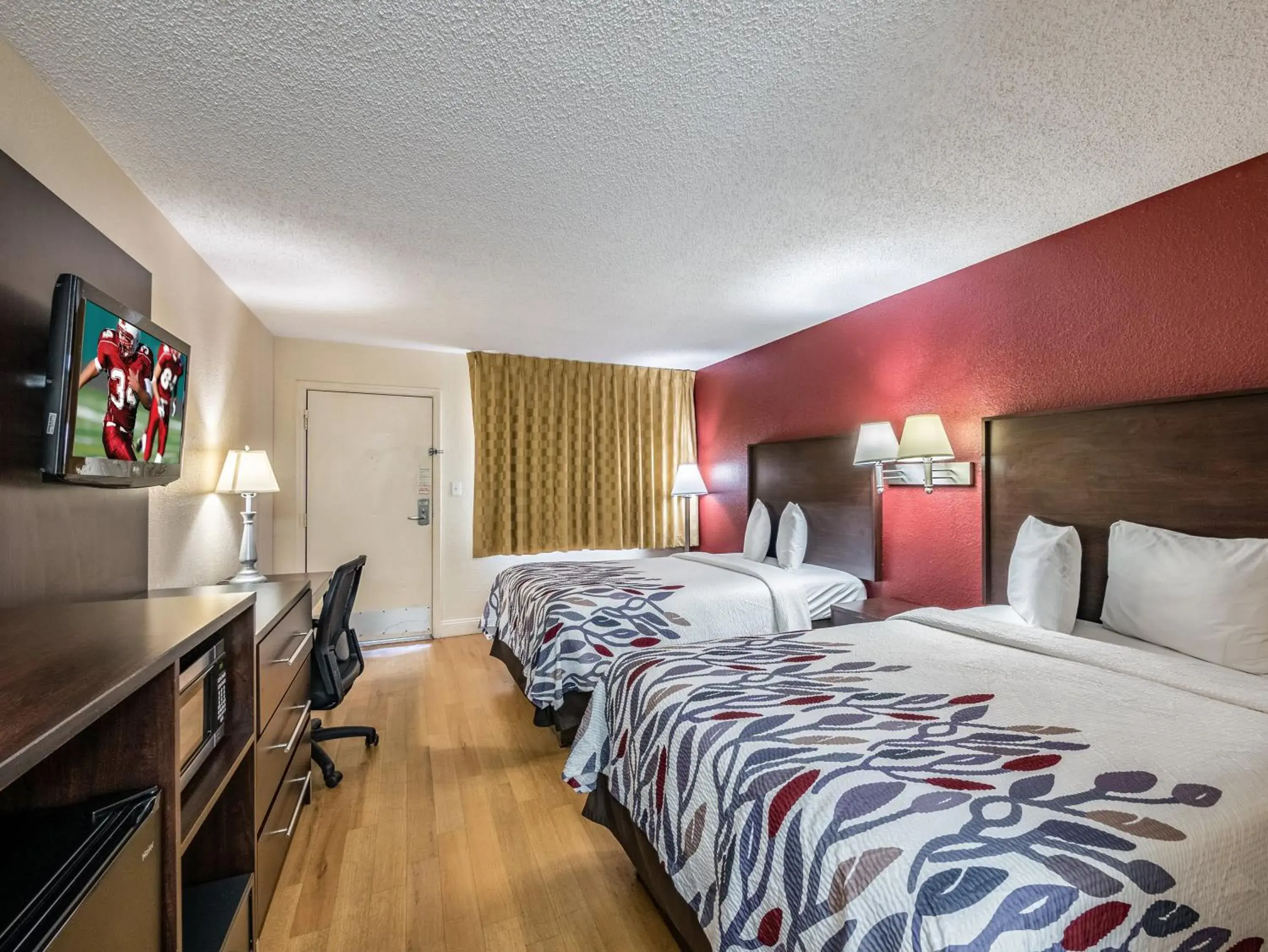 Photo of the whole room, Bed in Red Roof Inn Orlando South - Florida Mall