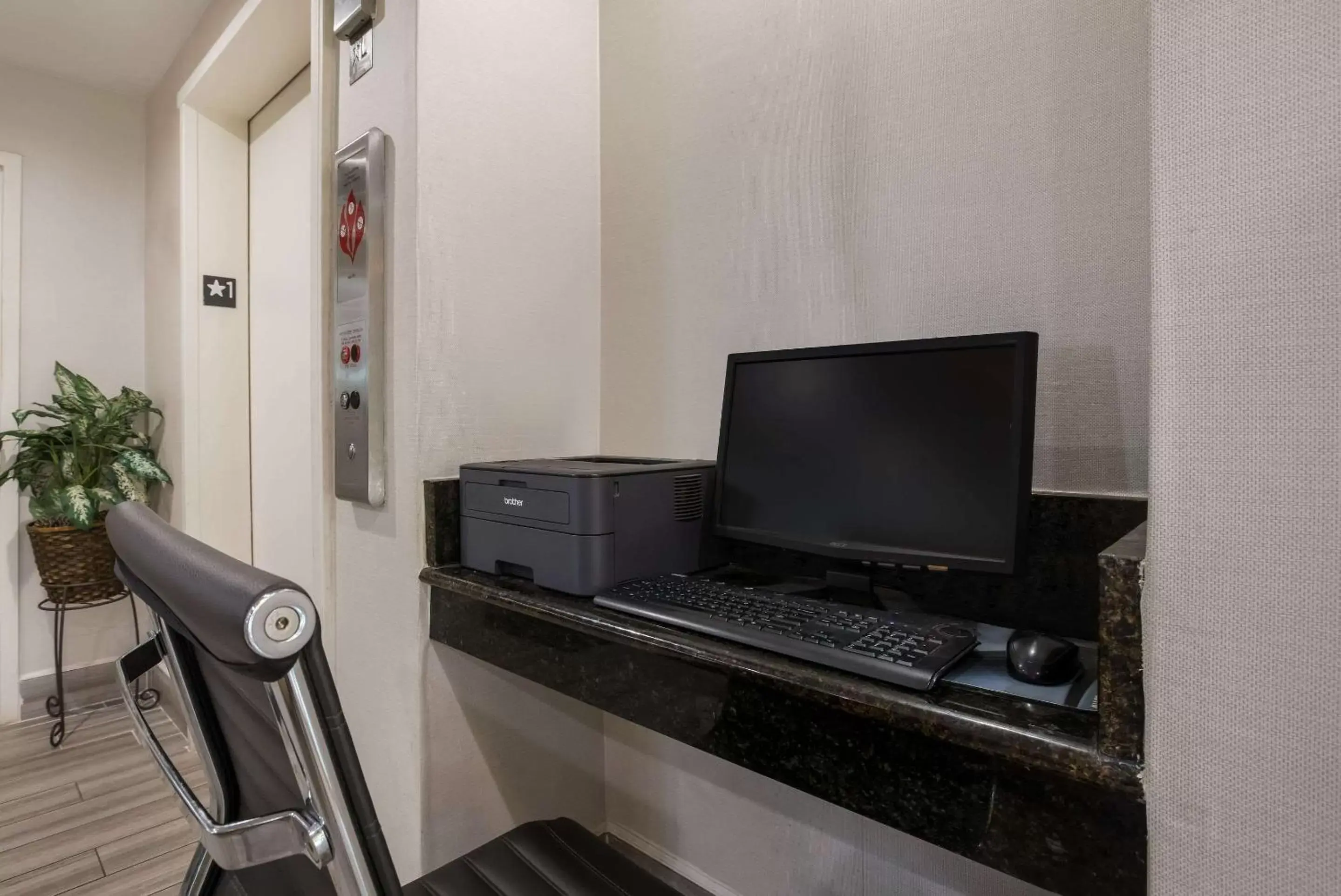 Lobby or reception, TV/Entertainment Center in Quality Inn Northlake