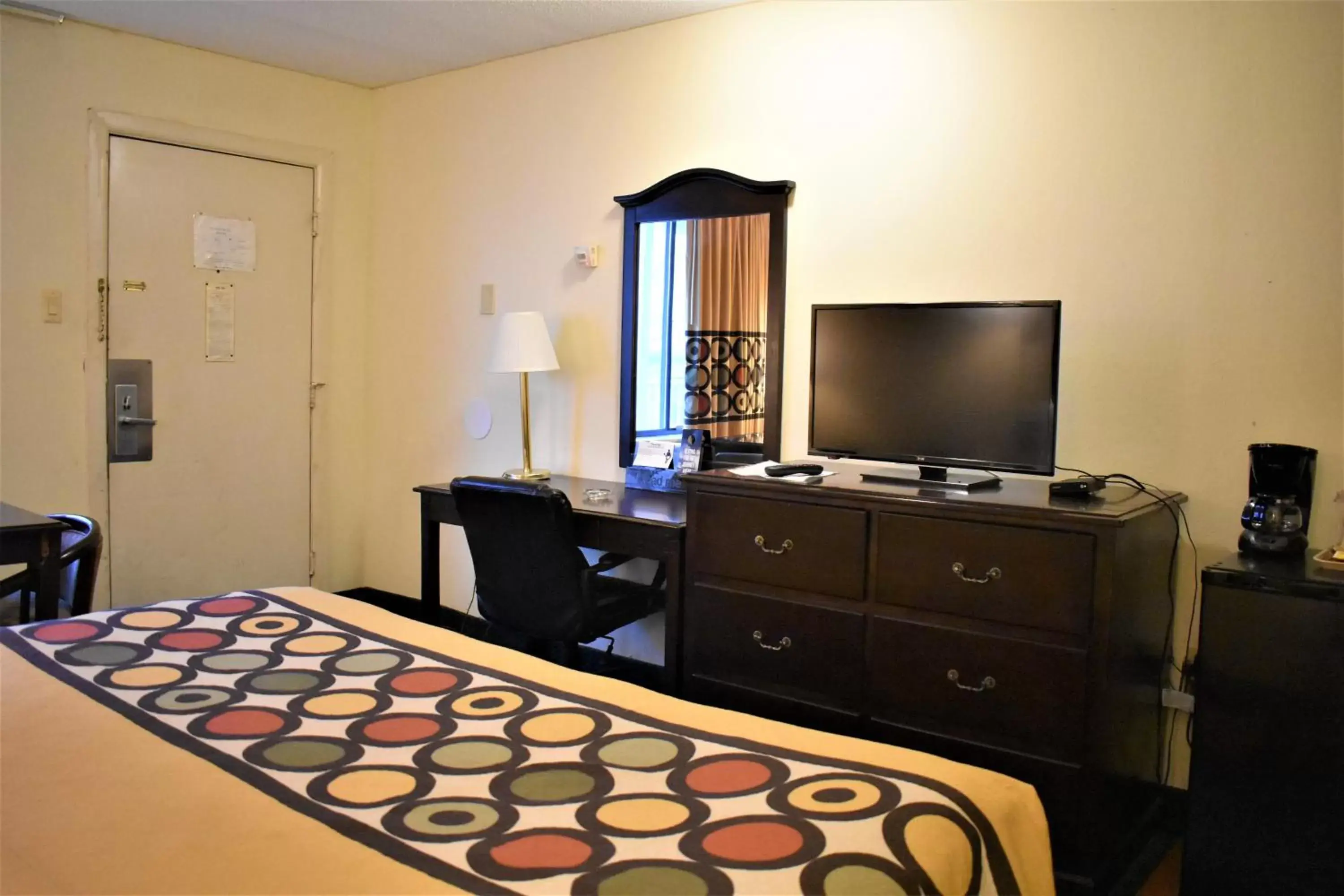 Bed, TV/Entertainment Center in Super 8 by Wyndham Atlantic City