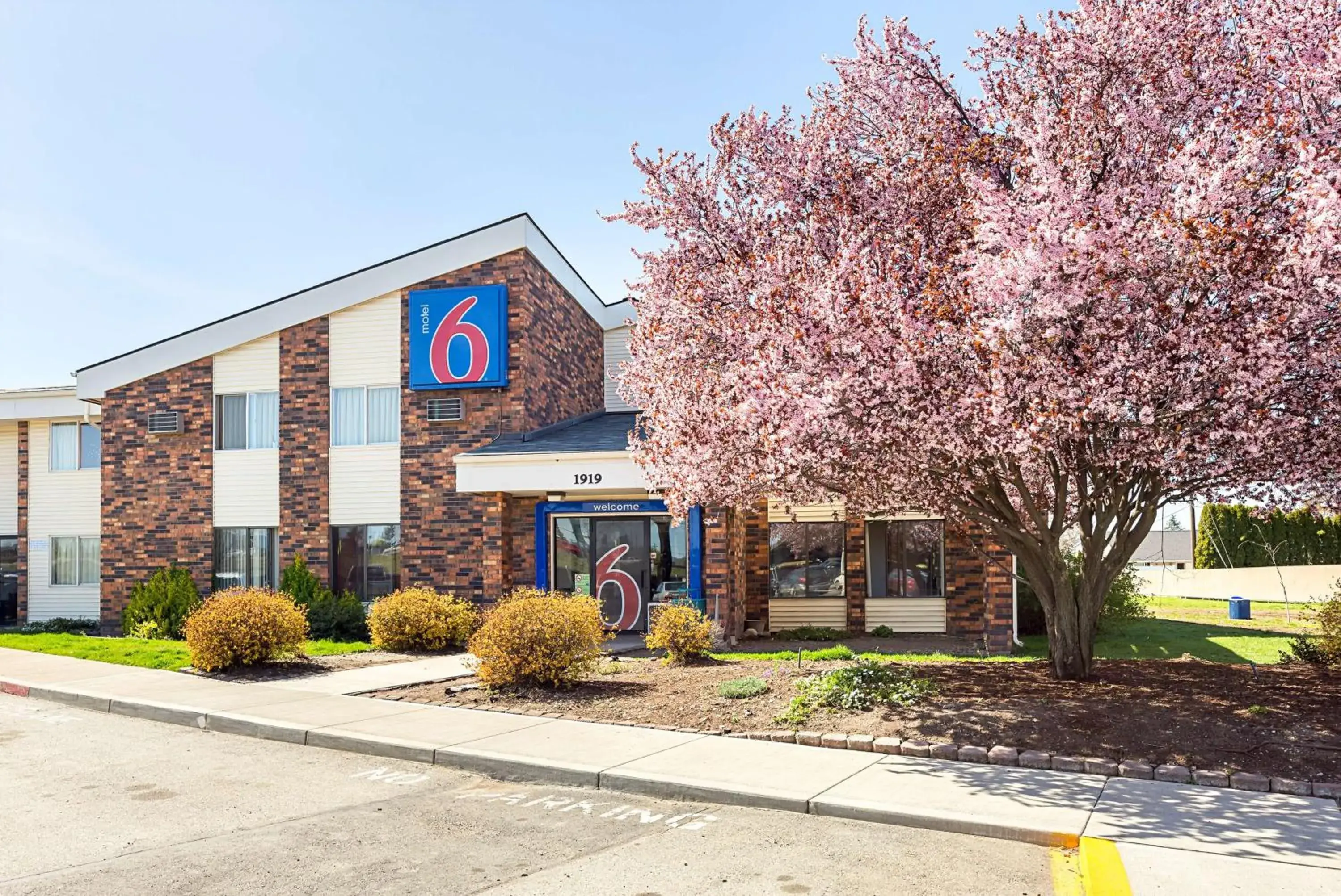 Property building, Facade/Entrance in Motel 6-Spokane, WA - East