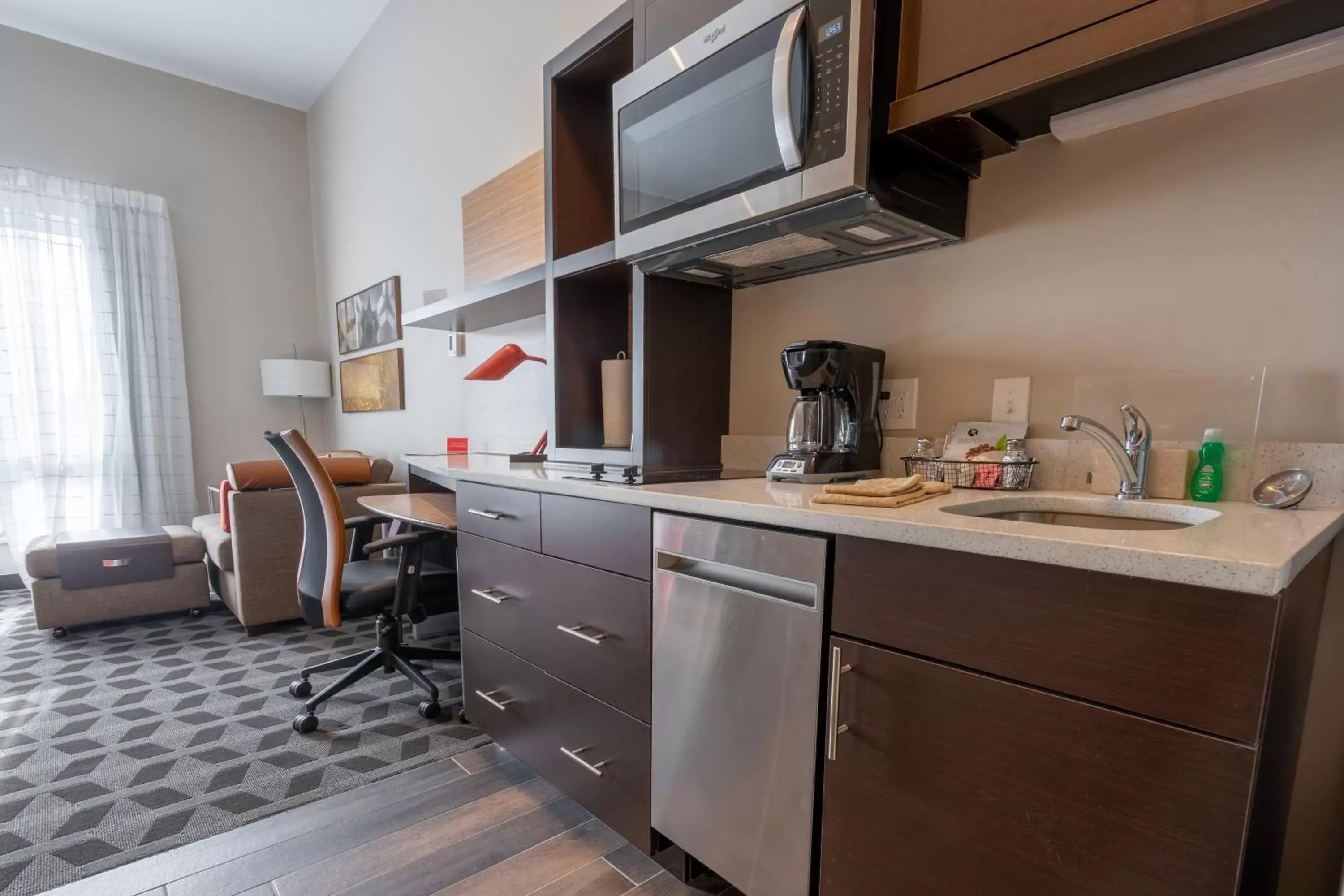 Kitchen or kitchenette, Kitchen/Kitchenette in TownePlace Suites by Marriott Clinton