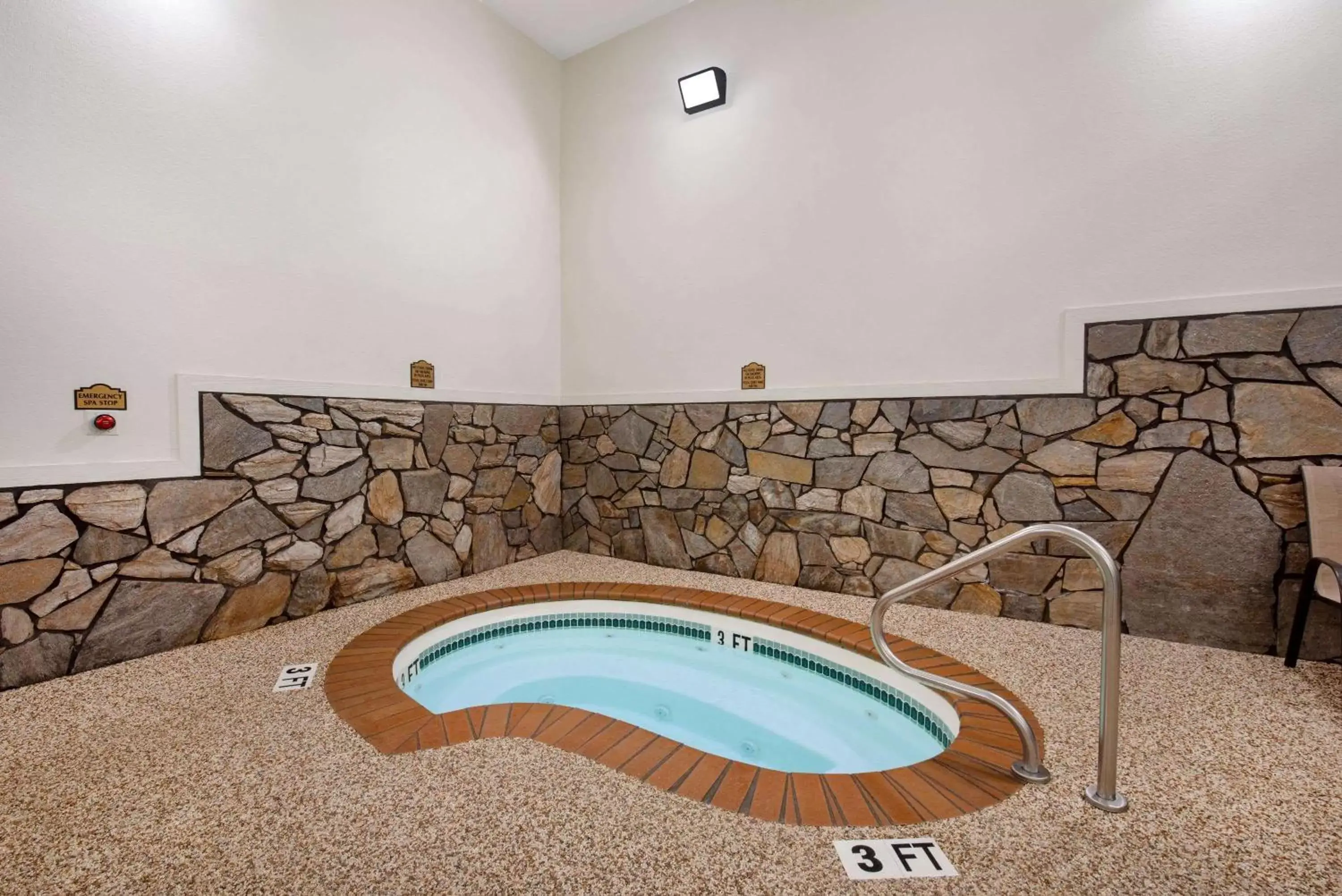 Hot Tub, Swimming Pool in Super 8 by Wyndham Hill City/Mt Rushmore/ Area