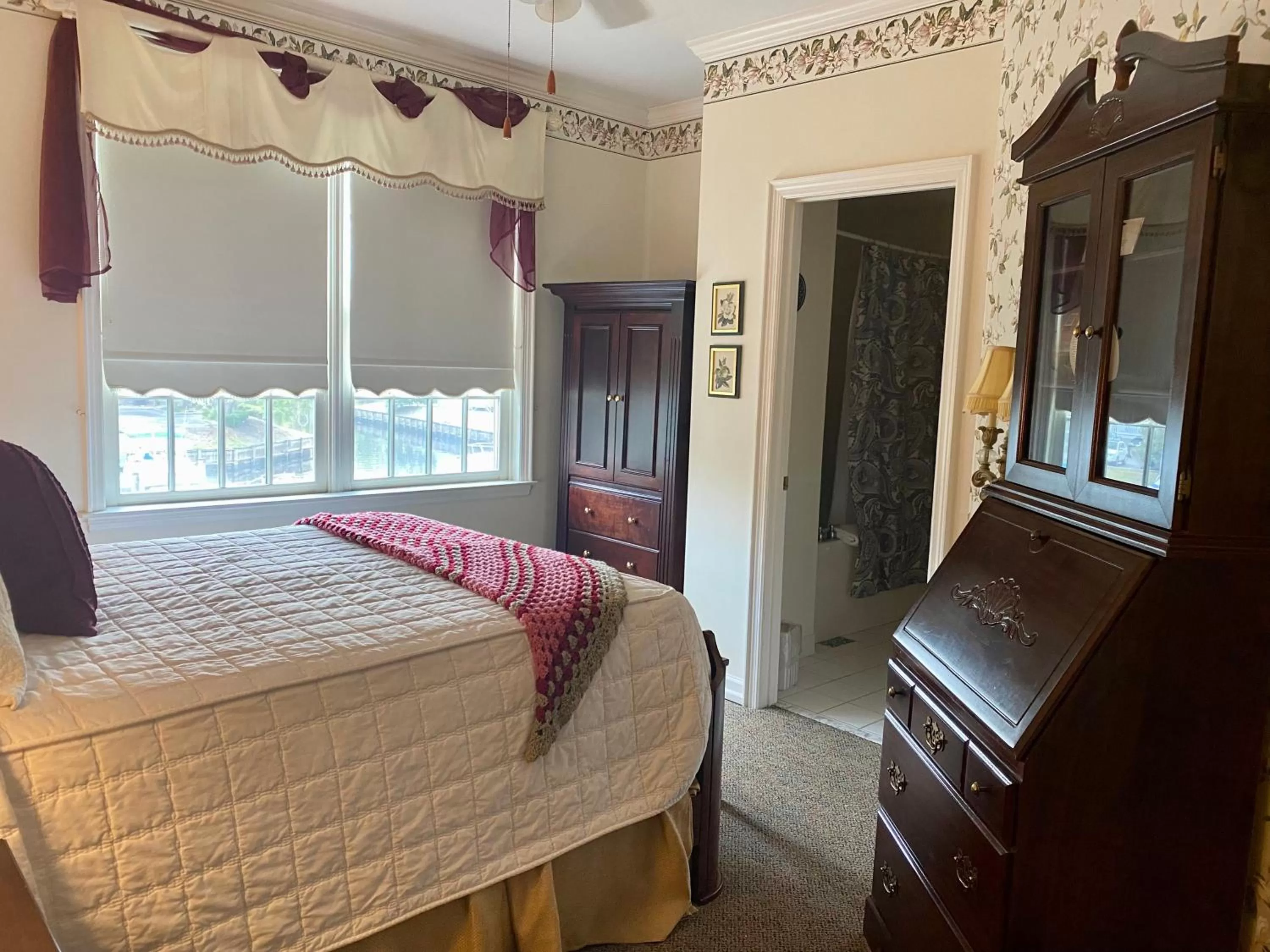 View (from property/room), Bed in The Cypress Inn